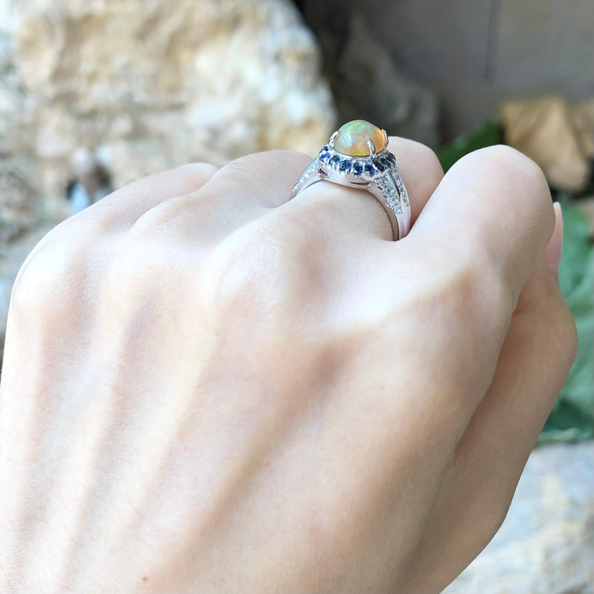 Ring mit Opal, blauem Saphir und kubischem Zirkon in Silberfassung (Gemischter Schliff) im Angebot