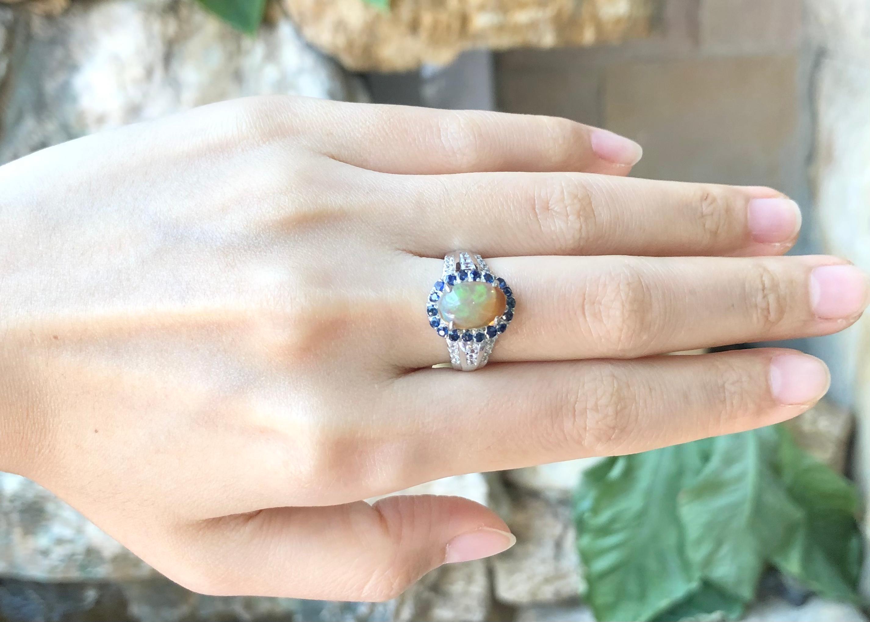 Bague en opale, saphir bleu et zirconia cubique sertie dans des montures en argent en vente 1