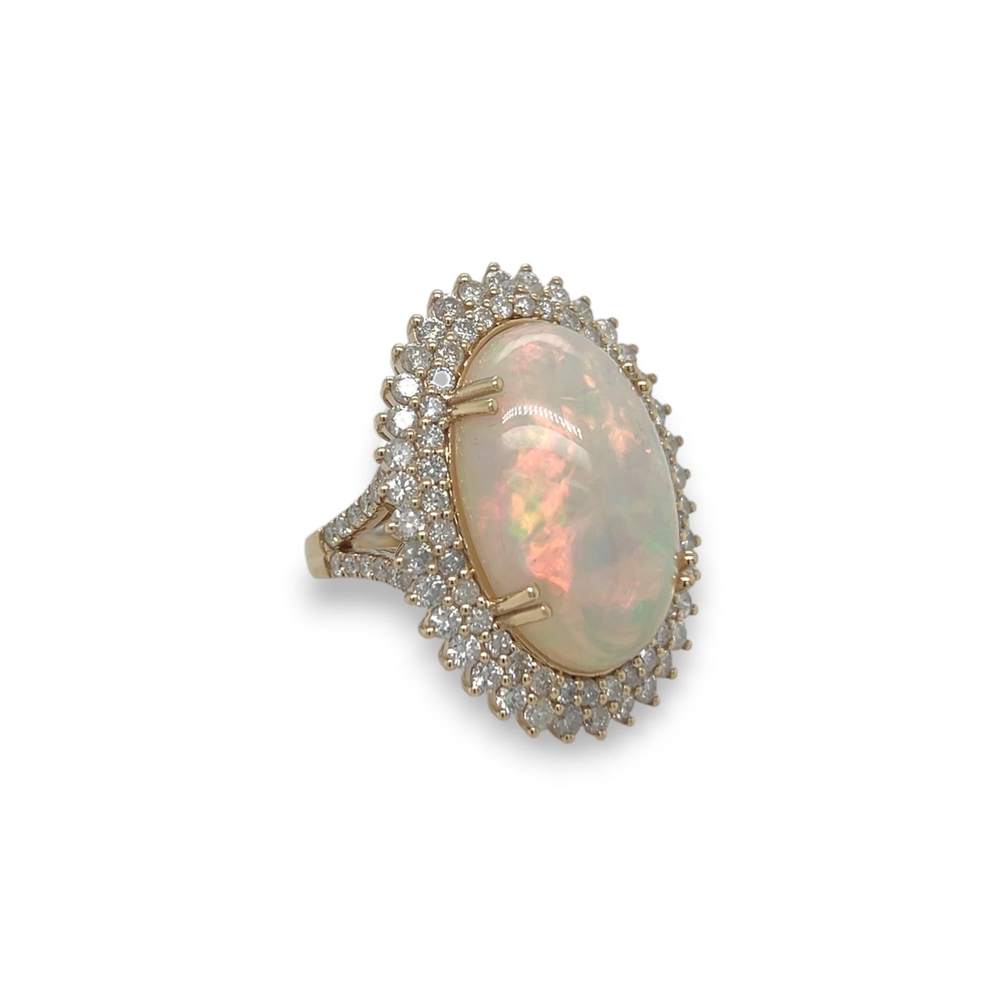 Dieser exquisite Ring besteht aus einem 12,37 Karat schweren Opal-Cabochon mit lebhaften Farbschattierungen, der von 2,61 Karat funkelnden Diamanten an den Seiten akzentuiert wird. Fassung aus 14k Gelbgold. Der Ring kann auf Bestellung in der Größe