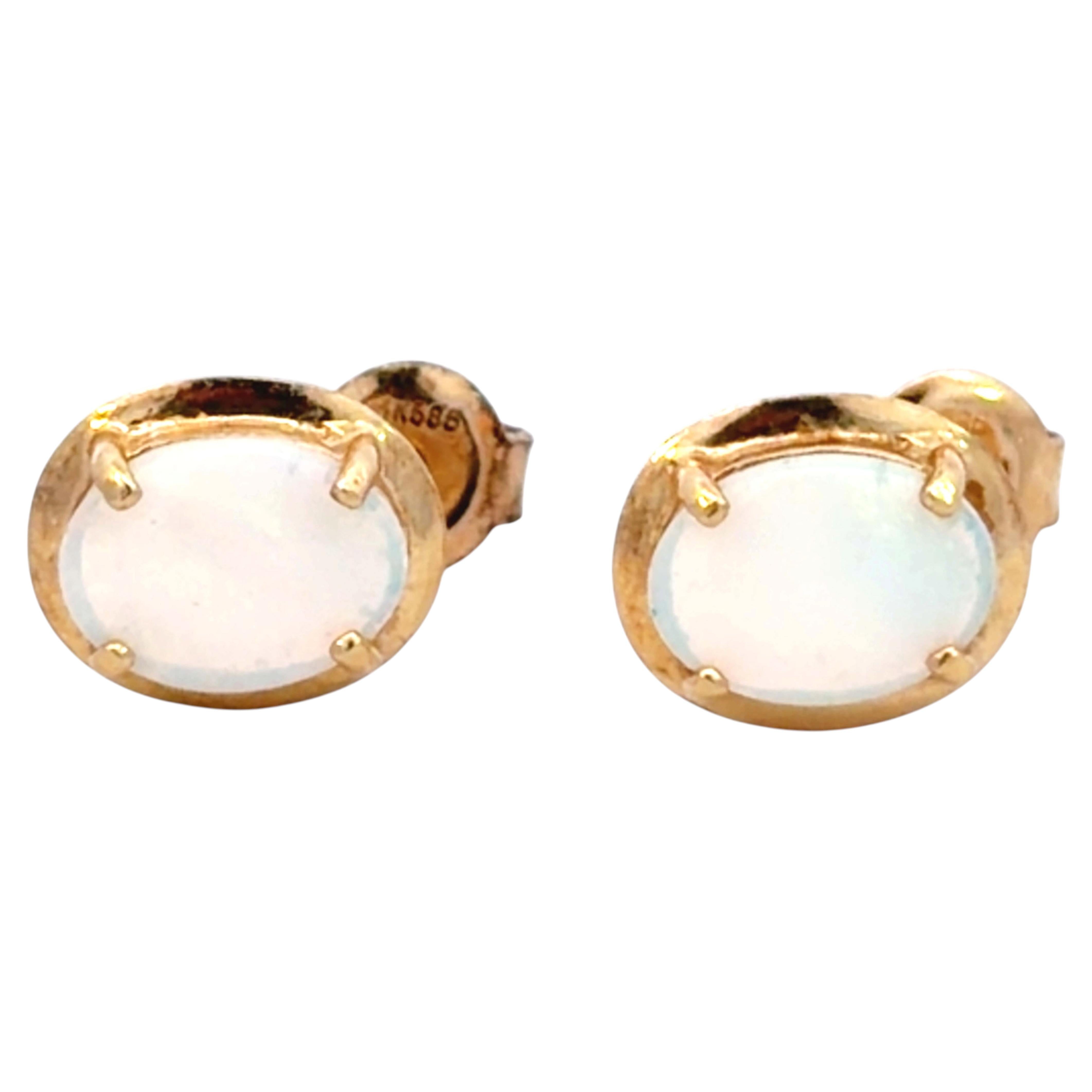 Orecchini a perno ovali con cabochon di opale in oro giallo massiccio 14K
