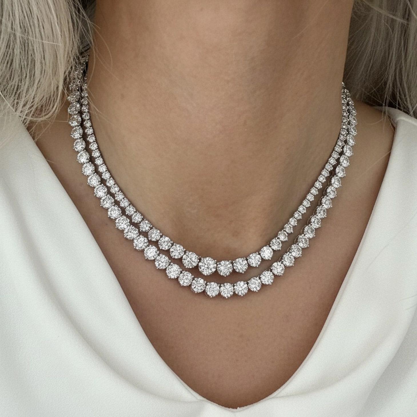 Exquis et élégant, le collier Opal Cascade est réalisé en or blanc 14 carats et présente une étonnante cascade de diamants taille brillant disposés en deux rangées rayonnantes. Les diamants s'écoulent délicatement le long du décolleté, créant une