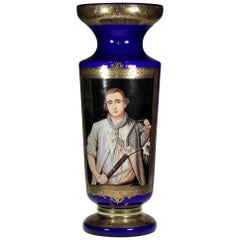 Grand vase en opale recouverte de verre cobalt, peint à la main, motif historique de joueur de tennis