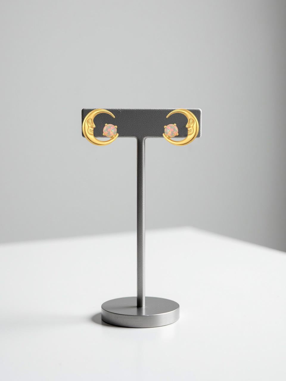 Moderno Opale, orecchini a perno con mezzaluna in oro 14k in vendita