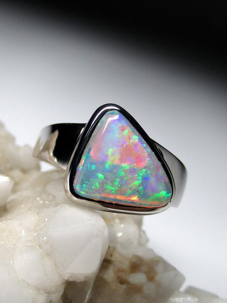 Bague en or, opale, cristal, pierre précieuse naturelle multicolore, opale triangulaire Hameleon en vente 2