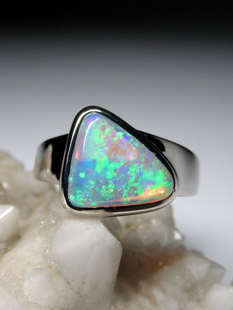 Bague en or, opale, cristal, pierre précieuse naturelle multicolore, opale triangulaire Hameleon en vente 4