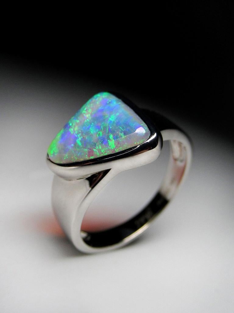 Bague en or, opale, cristal, pierre précieuse naturelle multicolore, opale triangulaire Hameleon en vente 3