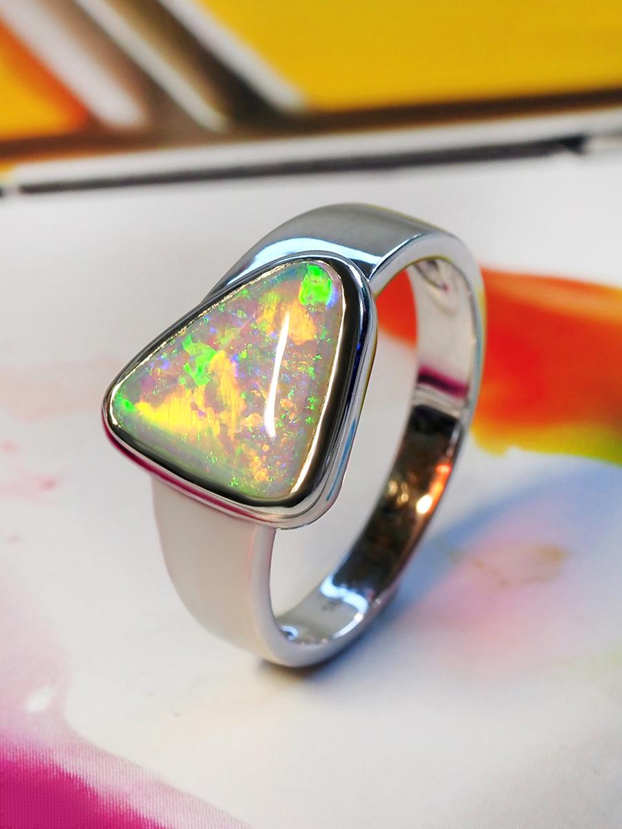 Bague en or 18 carats avec opale naturelle Crystal Pipe
Origine de l'opale - Australie
Dimensions de l'opale - 0,12 x 0,35 x 0,39 in / 3 х 9 х 10 mm
poids de l'opale - 1.53 carats
Taille de la bague - 7.25 US
poids de la bague - 3.97