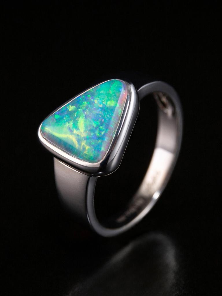 Opal Crystal Pipe Gold Ring Natural Gemstone Multicolor Hameleon Triangle Opal In New Condition For Sale In Berlin, DE