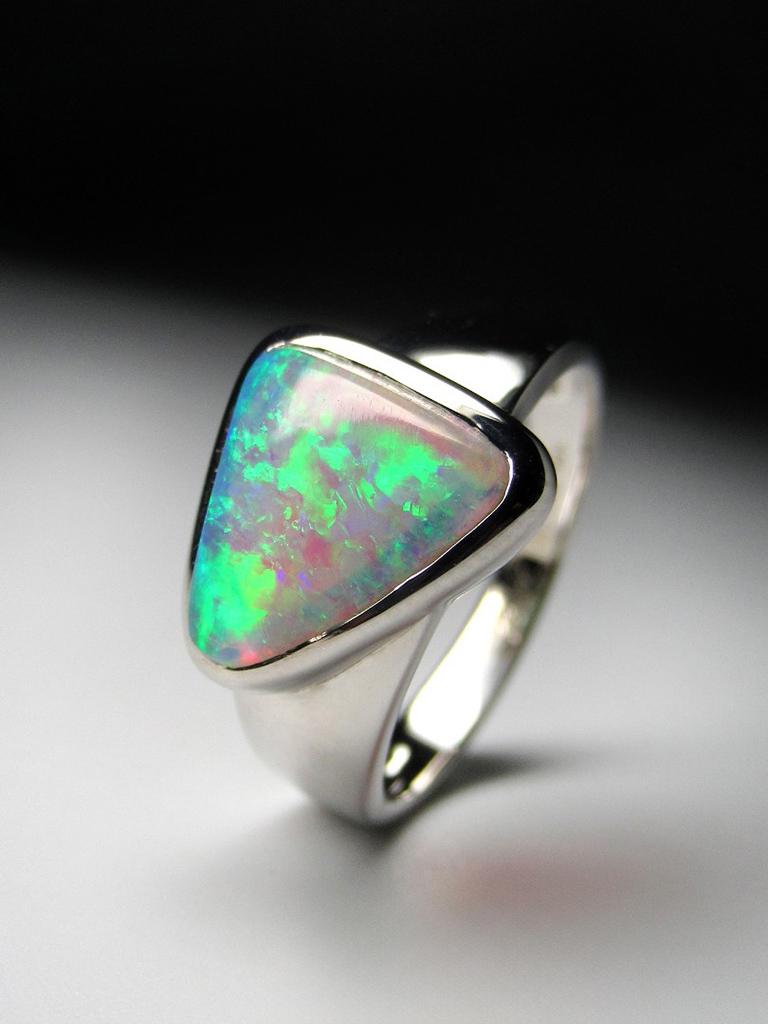Bague en or, opale, cristal, pierre précieuse naturelle multicolore, opale triangulaire Hameleon en vente 1