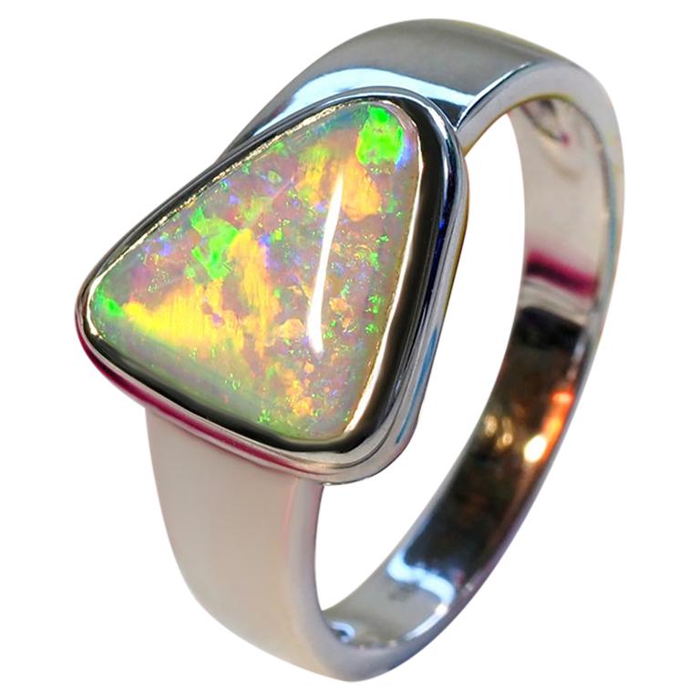Bague en or, opale, cristal, pierre précieuse naturelle multicolore, opale triangulaire Hameleon en vente