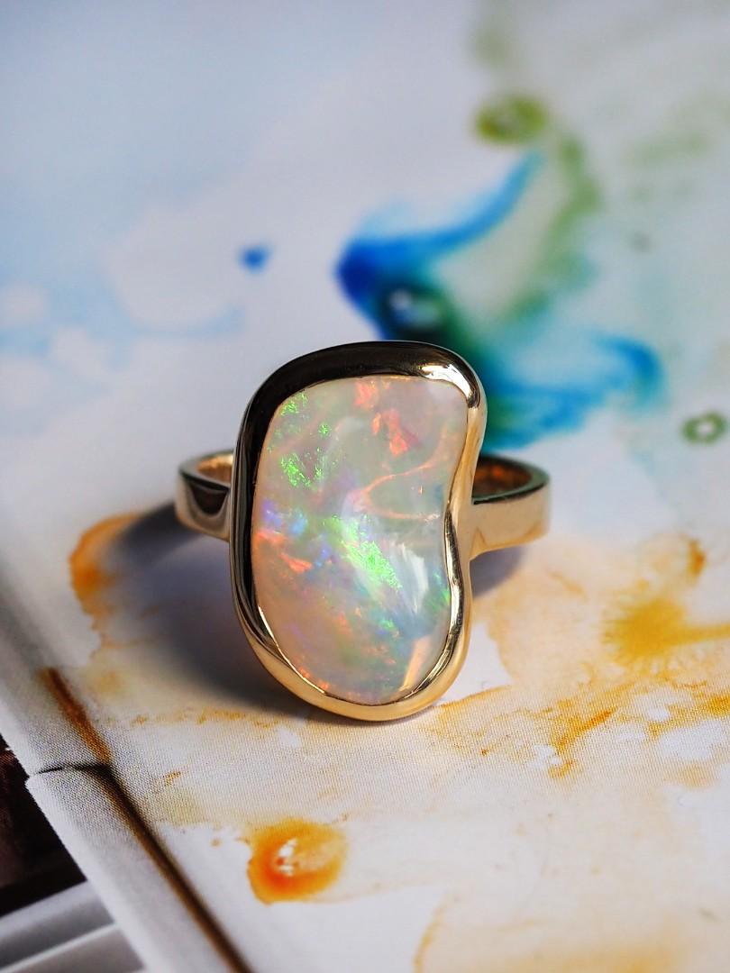 Opal Gold Ring Salvador Dali Style Jewelry Natural Iridescent Stone In New Condition For Sale In Berlin, DE