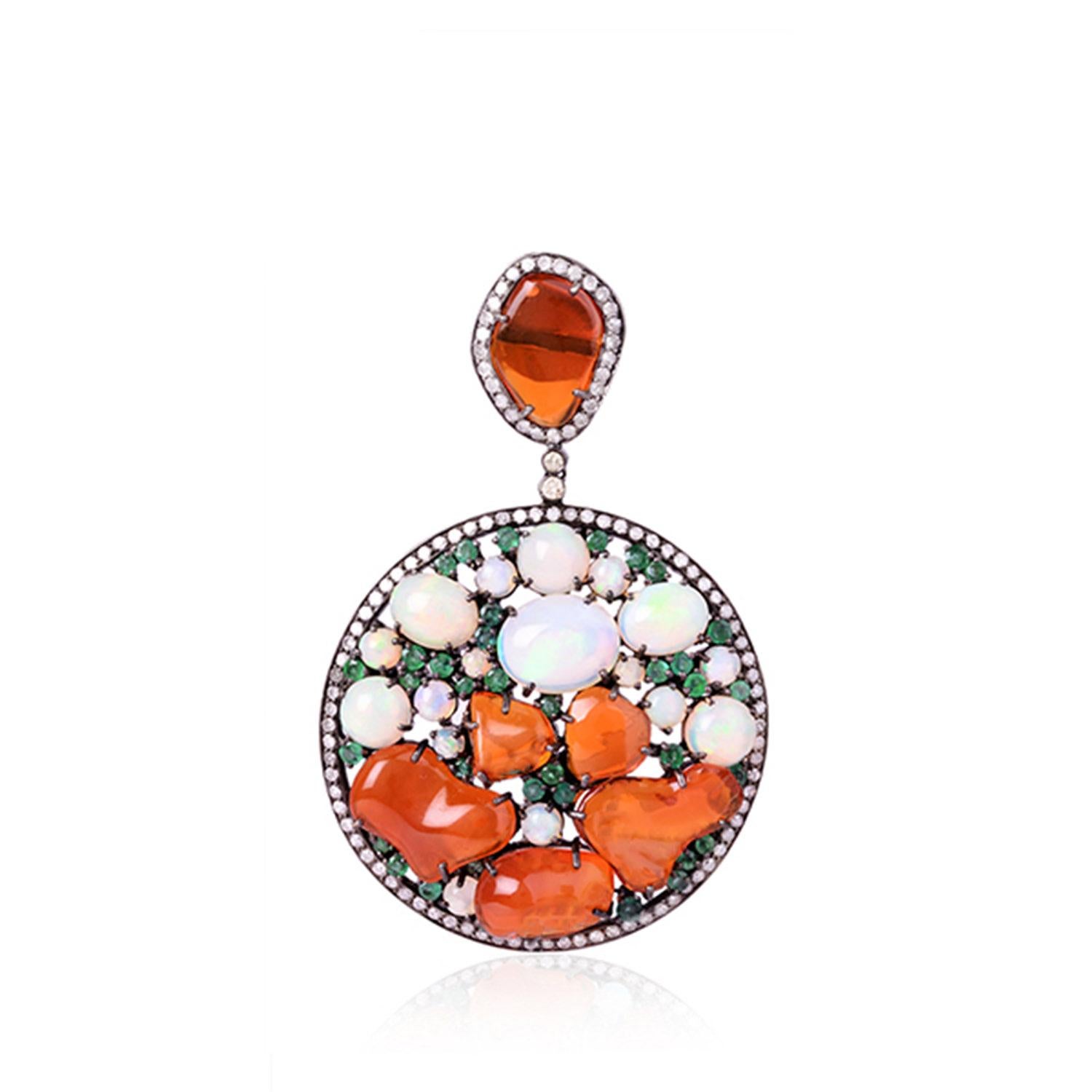 Taille cabochon Pendants d'oreilles en opale, émeraudes et diamants 70 carats en vente