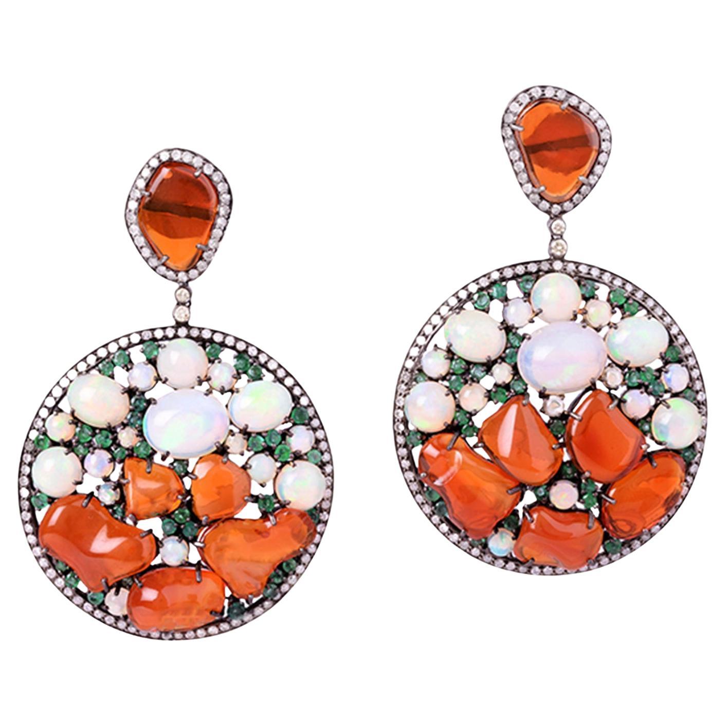Pendants d'oreilles en opale, émeraudes et diamants 70 carats en vente