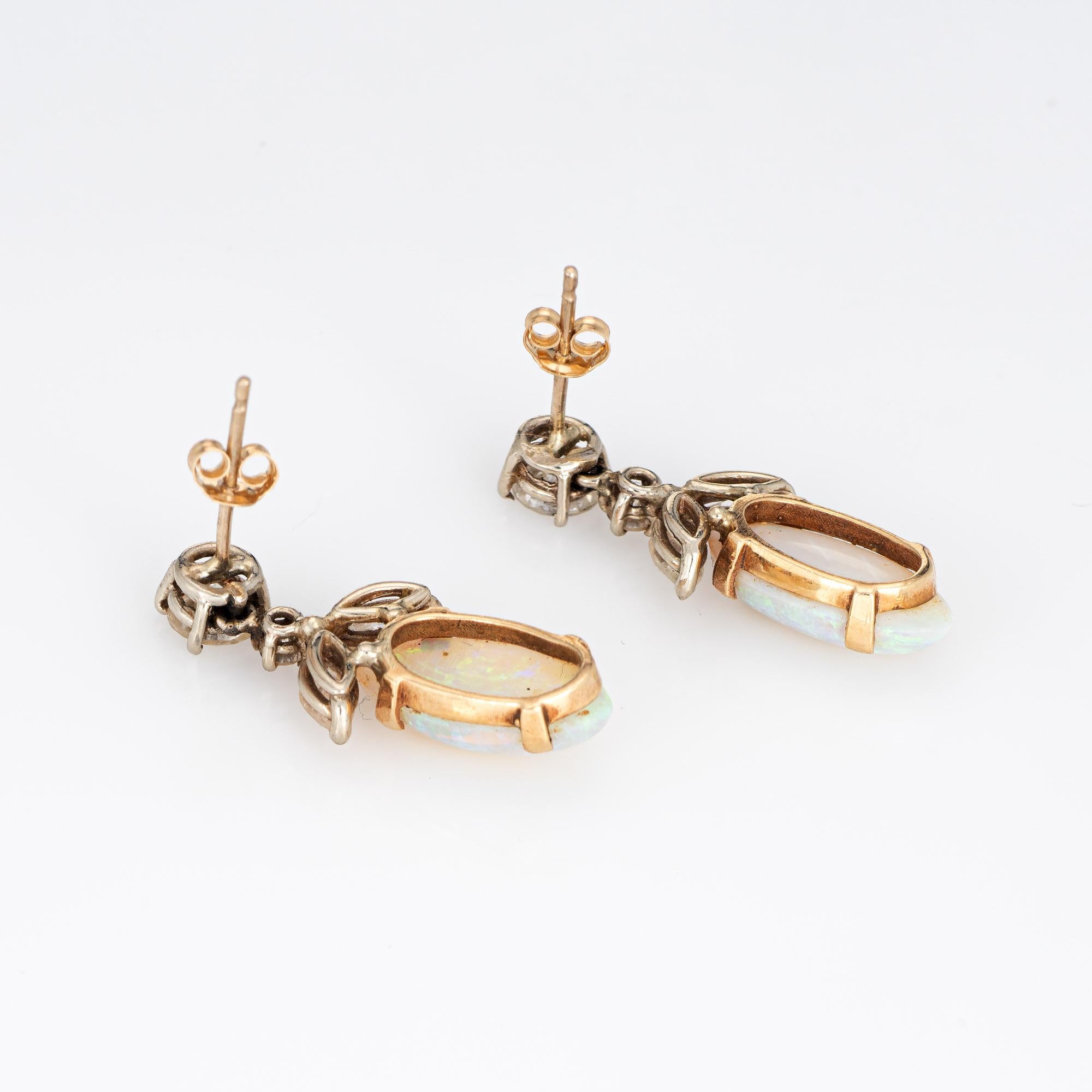 Charmantes Paar Vintage-Ohrringe mit natürlichem Opal und Diamanten (ca. 1960er bis 1970er Jahre), gefertigt aus 14-karätigem Gelbgold. 

Die Opale sind 14 mm x 7 mm groß (geschätztes Gewicht von je 2,20 Karat - geschätztes Gesamtgewicht von 4,40