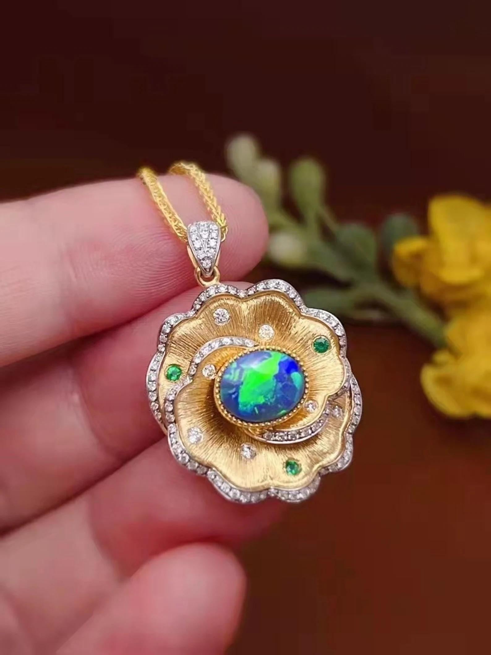 Realizzato in oro 14 carati, questo splendido ciondolo è caratterizzato da opale, smeraldo da 0,06 carati e diamanti scintillanti da 0,57 carati. 

SEGUITE la vetrina di MEGHNA JEWELS per vedere le ultime collezioni e i pezzi esclusivi. Meghna
