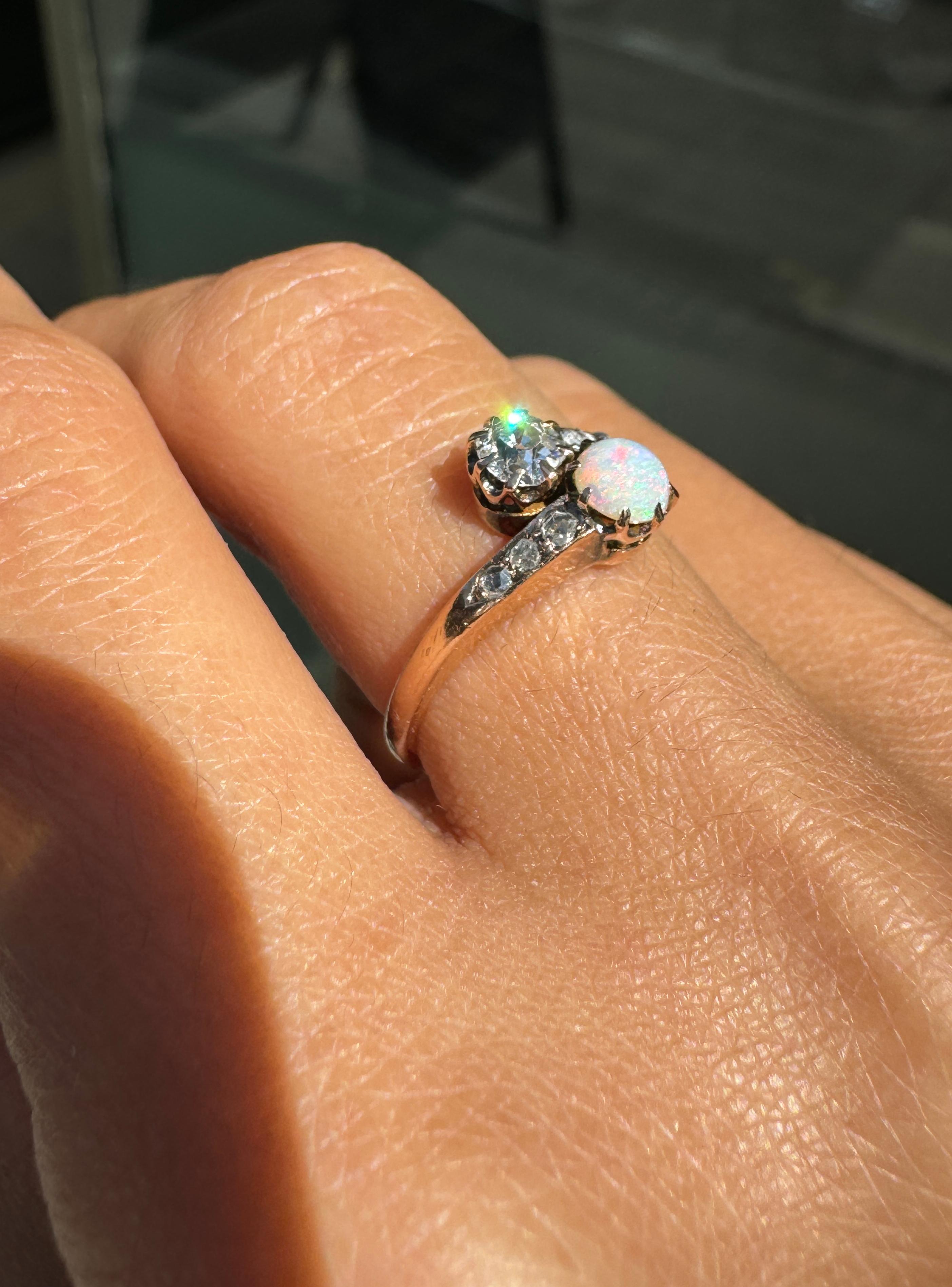 Taille vieille mine Bague de fiançailles Toi Et Moi en or rose 14 carats, opale et diamant, c.1900s en vente