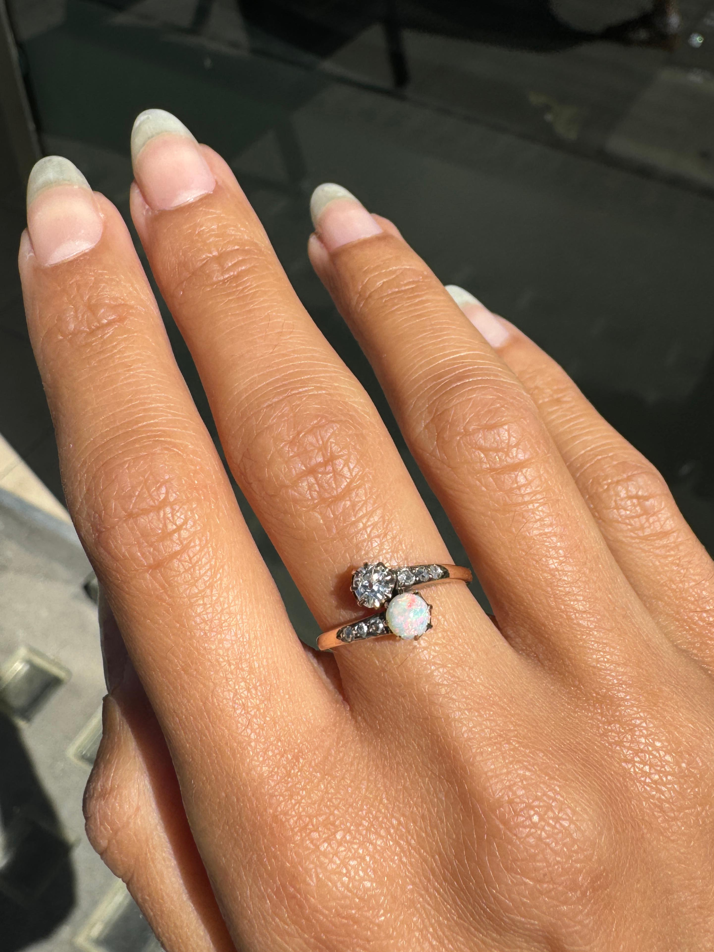 Bague de fiançailles Toi Et Moi en or rose 14 carats, opale et diamant, c.1900s Bon état - En vente à London, GB