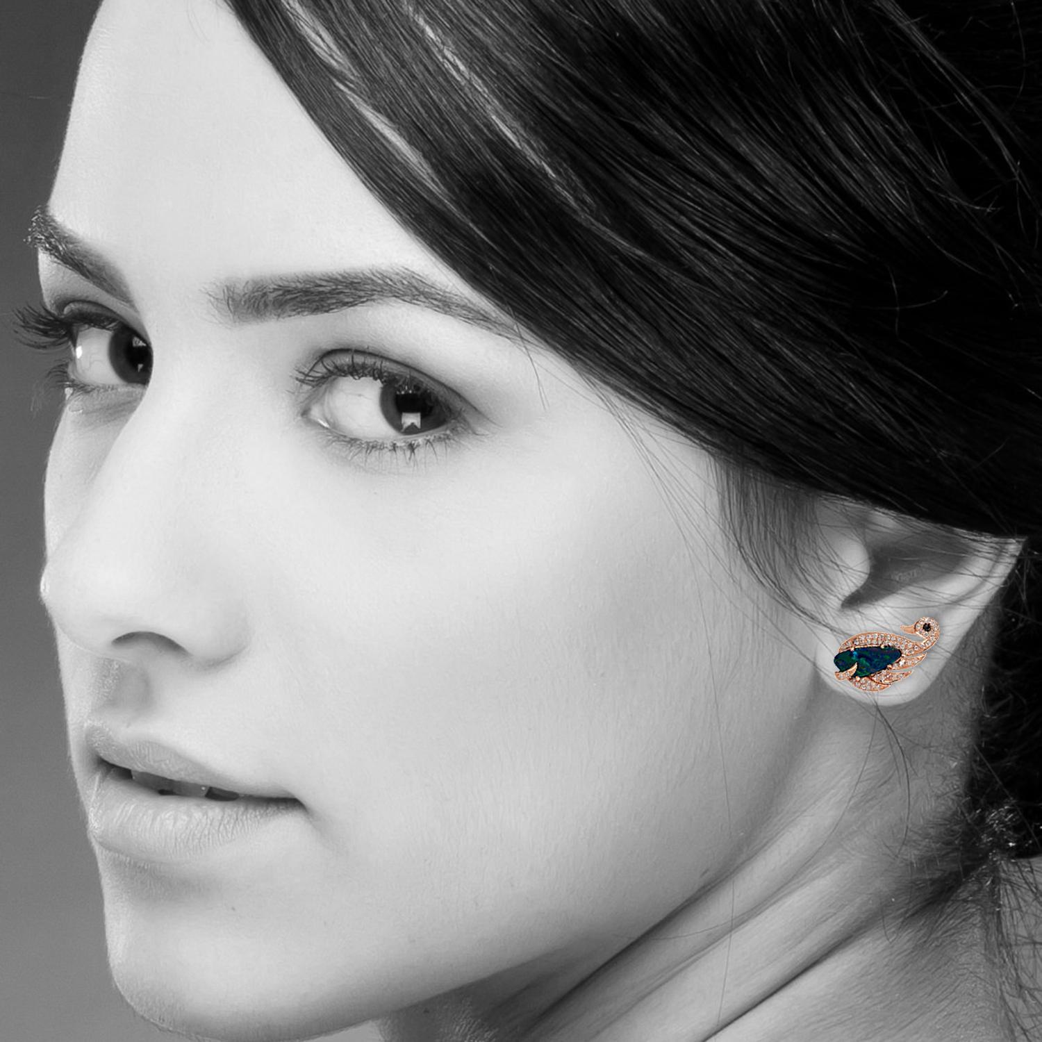 Realizzati in oro 18 carati, questi splendidi orecchini a perno sono incastonati a mano con 1,85 carati di opale e .46 carati di diamanti. 

SEGUI  Visita la vetrina di Meghna Jewels per vedere l'ultima collezione e i pezzi esclusivi.  Meghna Jewels