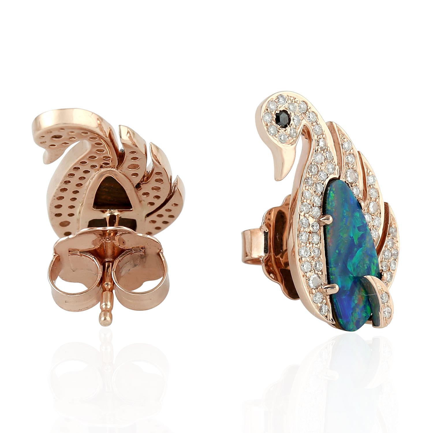 Moderno Orecchini a forma di cigno in oro 18 carati con diamante e opale in vendita
