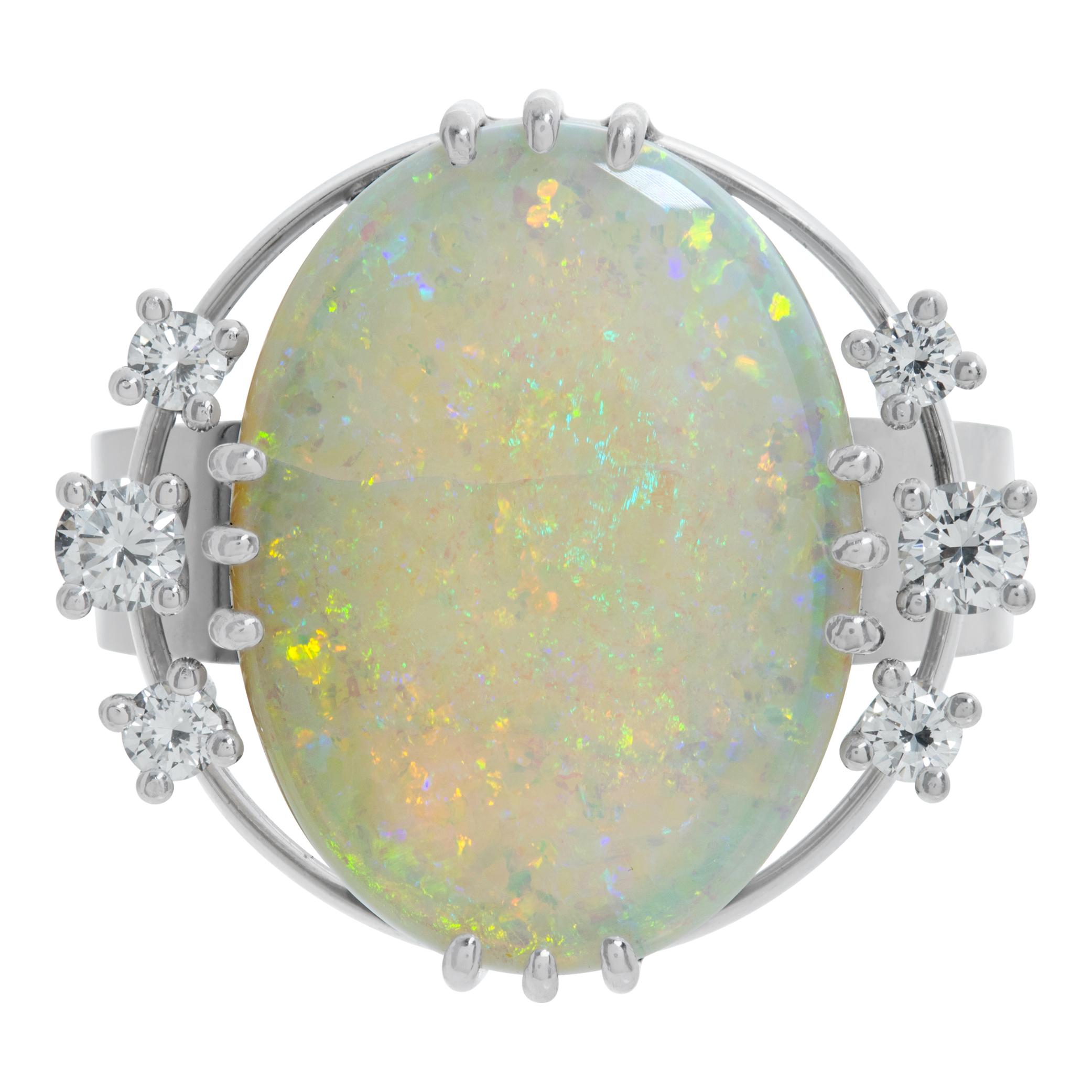 Ring mit ovalem Opal und Diamanten aus 18 Karat Weißgold. Runde Diamanten im Brillantschliff, Gesamtgewicht: über 0,50 Karat, Schätzung: Farbe F-G, Reinheit VS, Maße des Opals: 1,00
