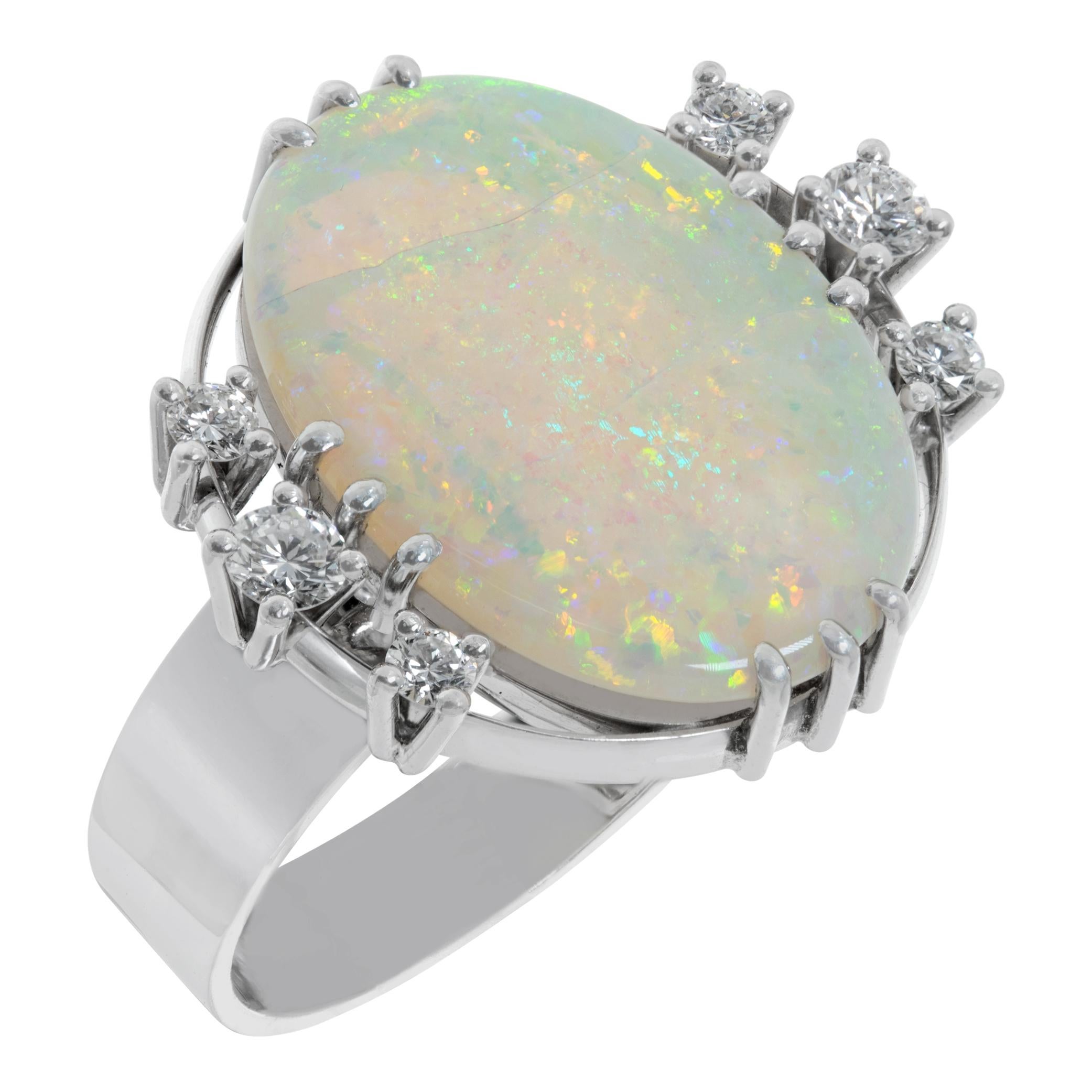 Ring mit Opal und Diamant aus 18 Karat Weißgold im Zustand „Hervorragend“ im Angebot in Surfside, FL