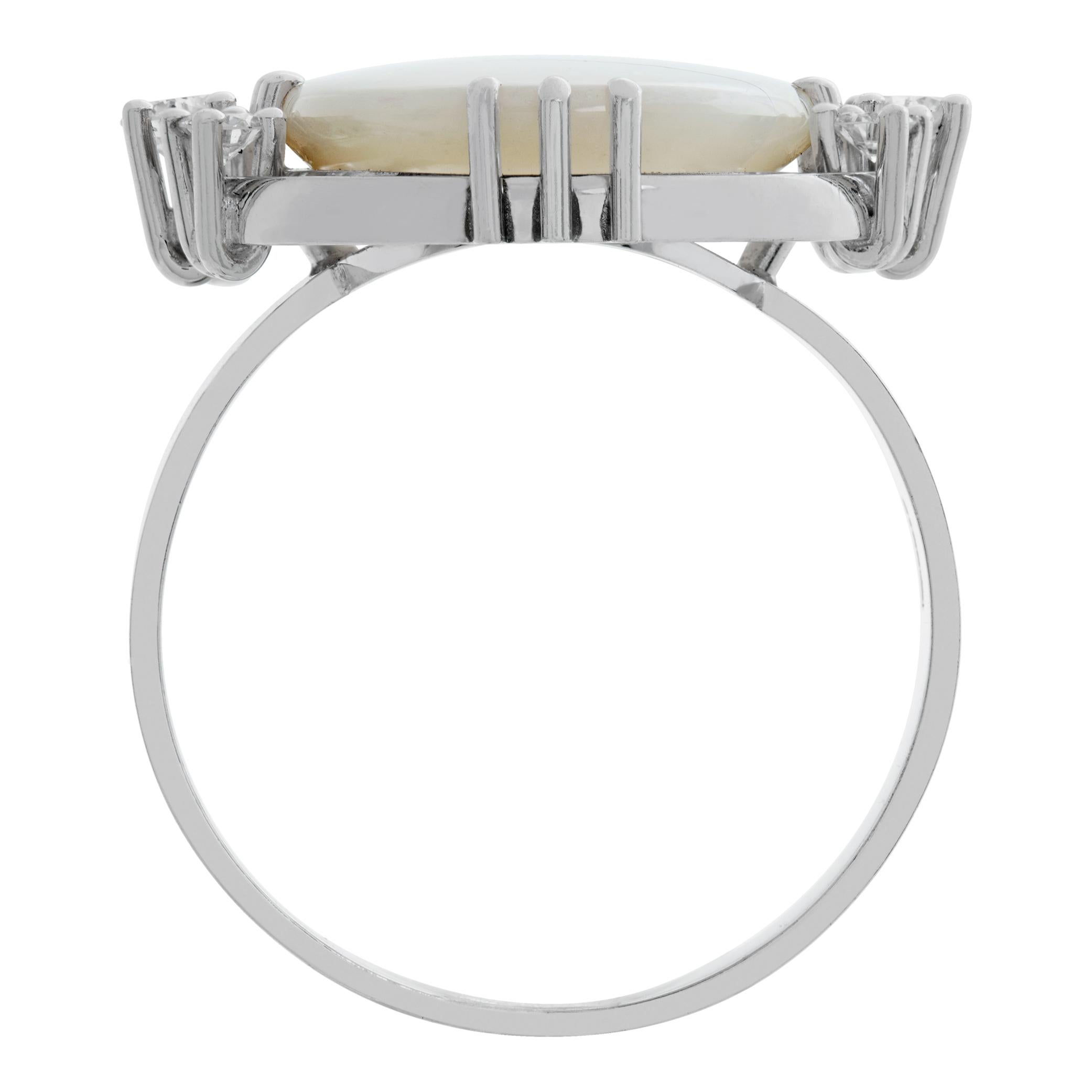 Ring mit Opal und Diamant aus 18 Karat Weißgold Damen im Angebot