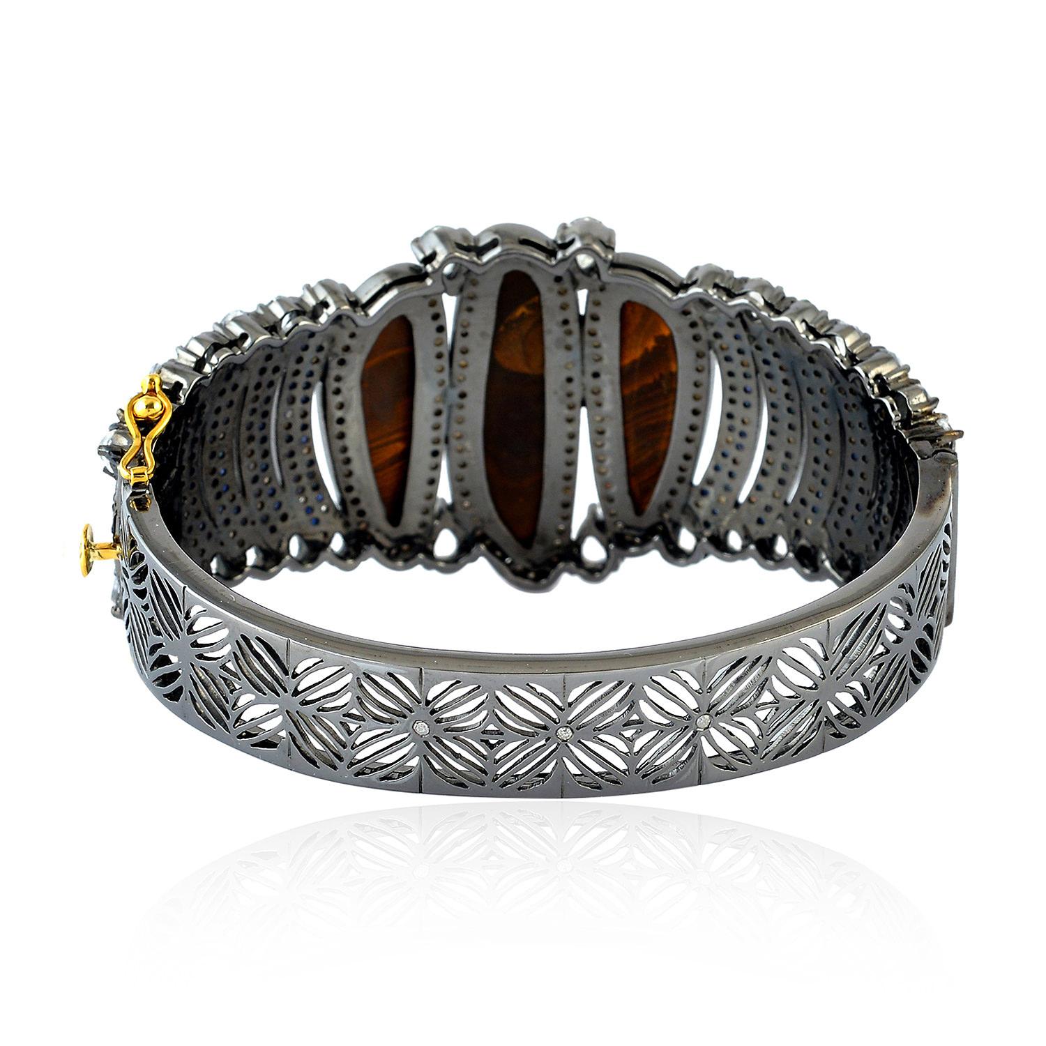 Un superbe bracelet fait à la main en or 18 carats et en argent sterling. Il est serti de 7,84 carats de saphir, 13,91 carats d'opale et 1,67 carats de diamants. Associez-le à votre robe de soirée préférée pour un look digne d'un tapis rouge.