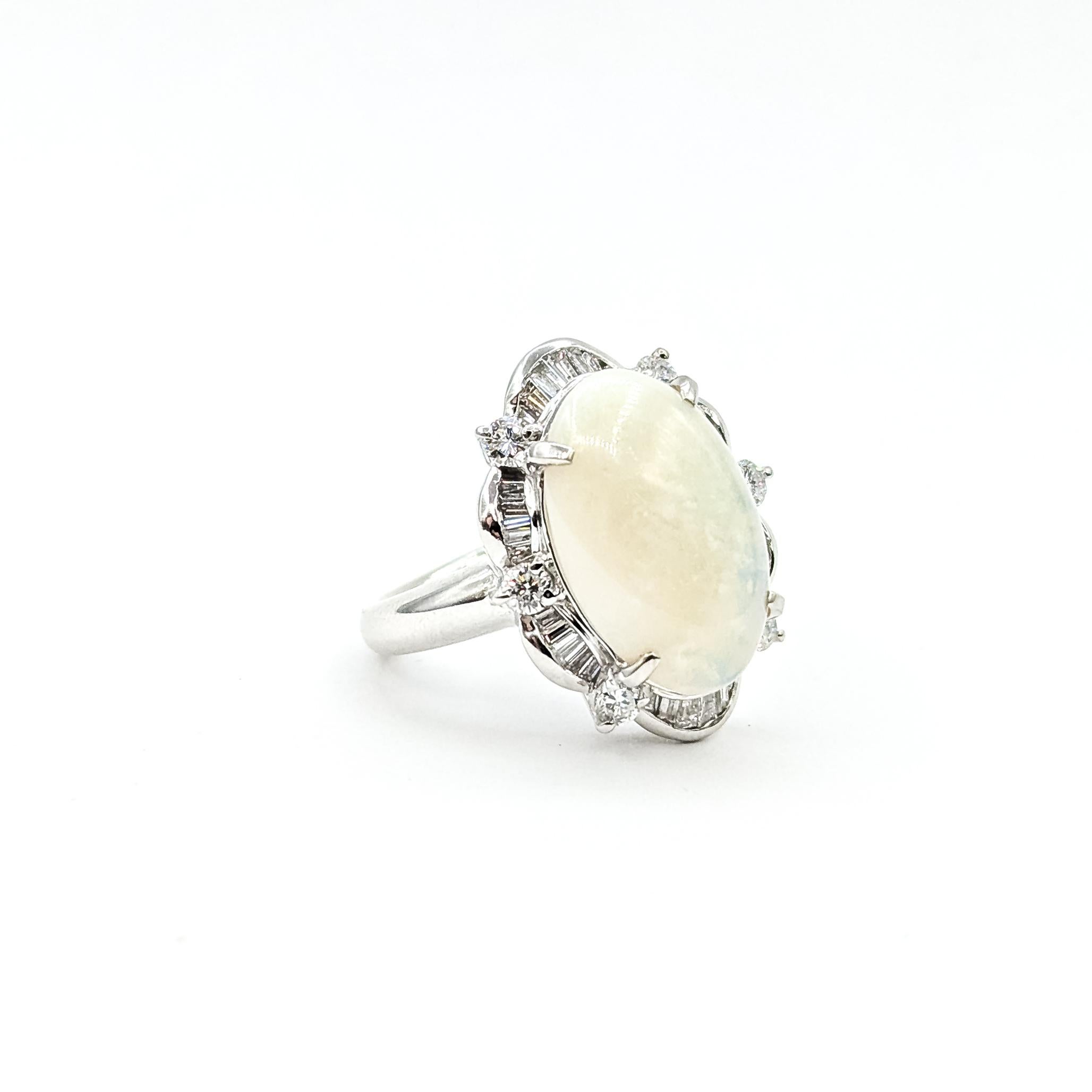 Anillo Cóctel Ópalo y Diamantes en Platino

Este anillo de platino elaborado en 900pt exhibe un ópalo australiano de 4,53 quilates en talla cabujón oval, sujeto con garras y enmarcado por un llamativo halo de diamantes estilo cóctel. Alrededor del