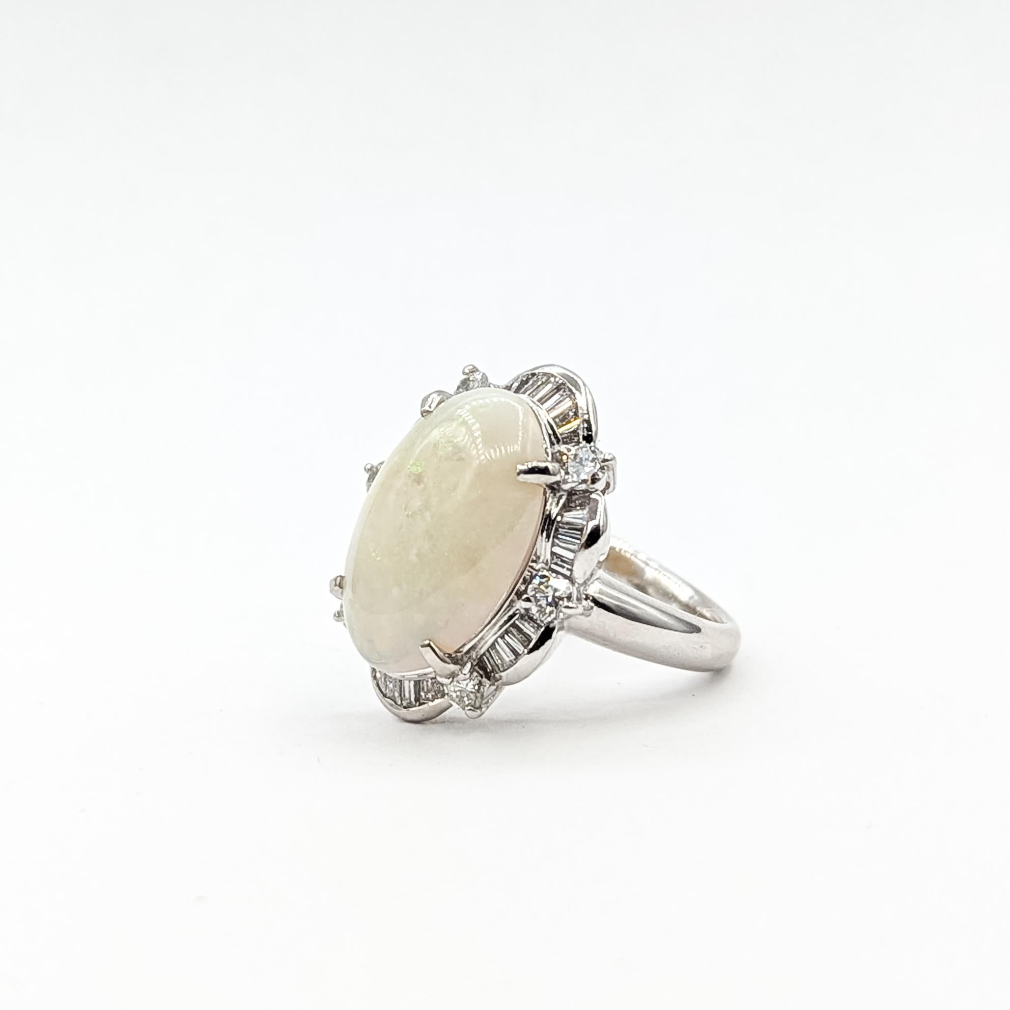 Anillo Cóctel Ópalo y Diamantes en Platino Retro en venta