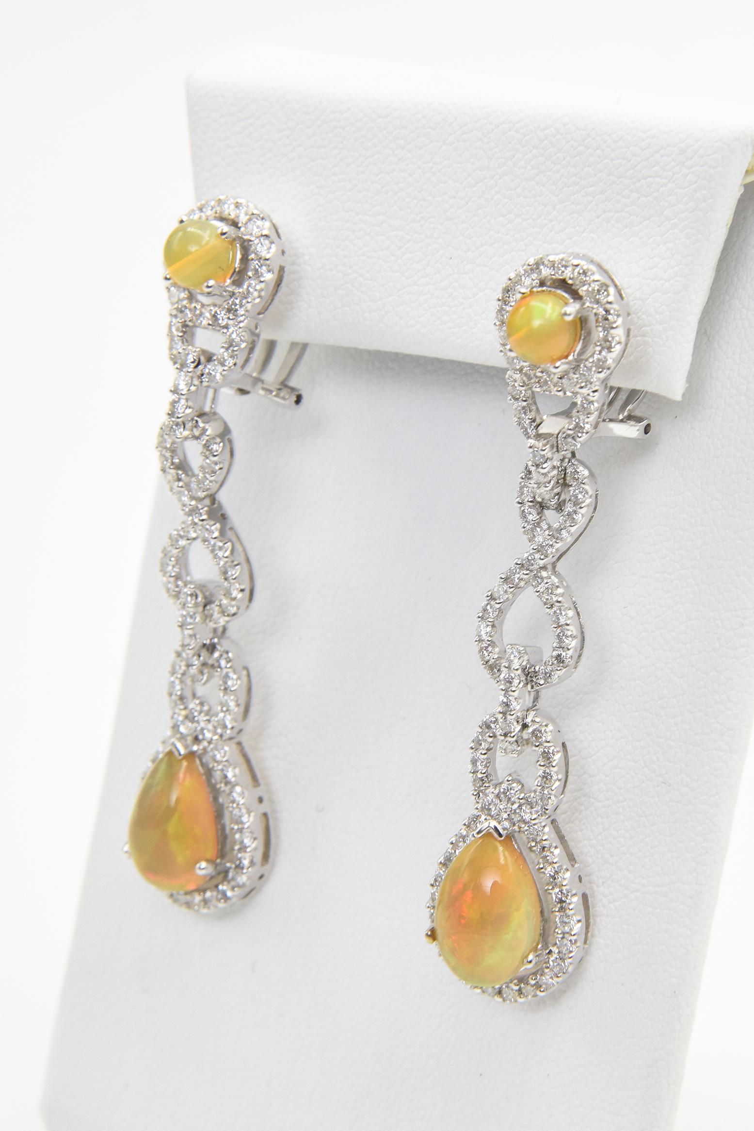 Taille ronde Boucles d'oreilles pendantes en or blanc avec diamant et opale en vente