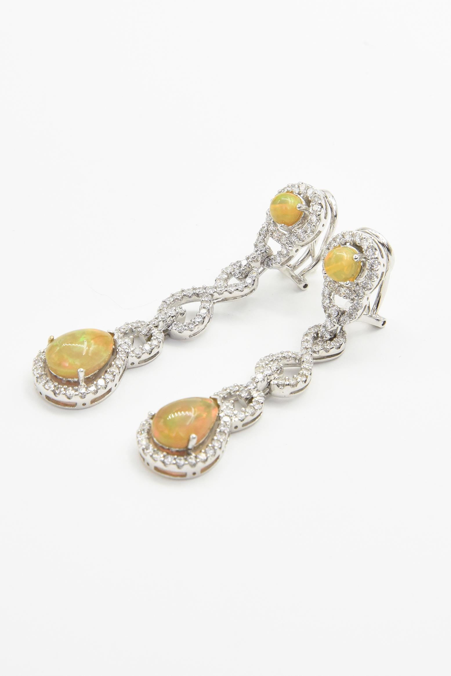 Boucles d'oreilles pendantes en or blanc avec diamant et opale Unisexe en vente