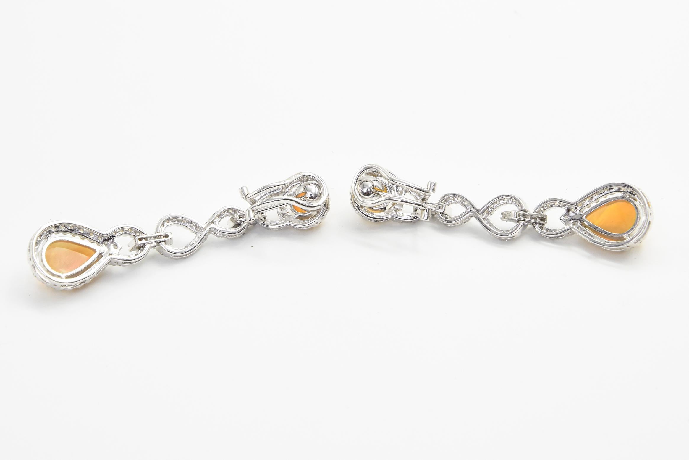 Boucles d'oreilles pendantes en or blanc avec diamant et opale en vente 2