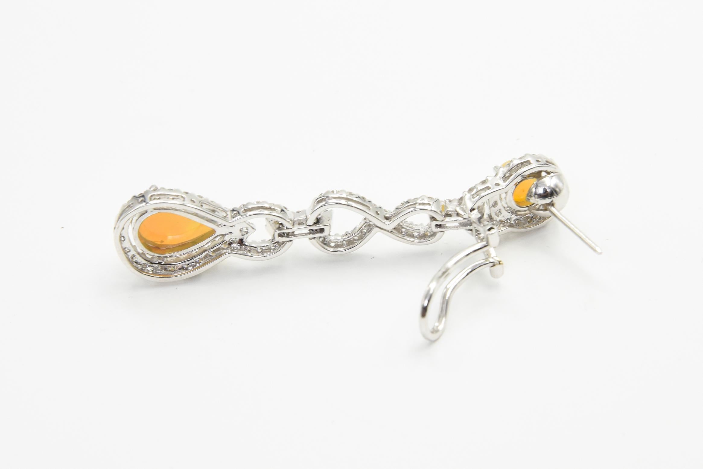 Boucles d'oreilles pendantes en or blanc avec diamant et opale en vente 3