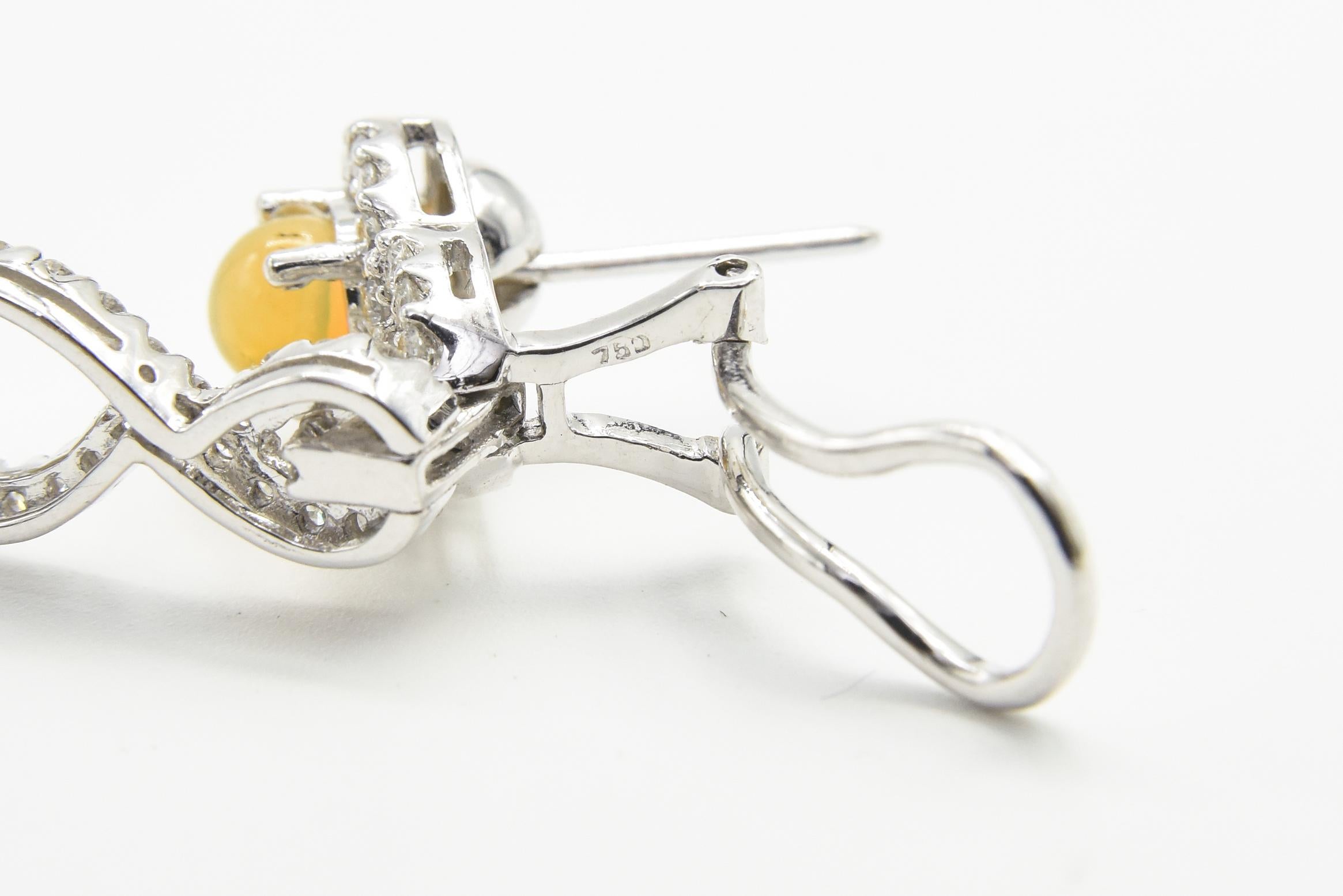 Boucles d'oreilles pendantes en or blanc avec diamant et opale en vente 4