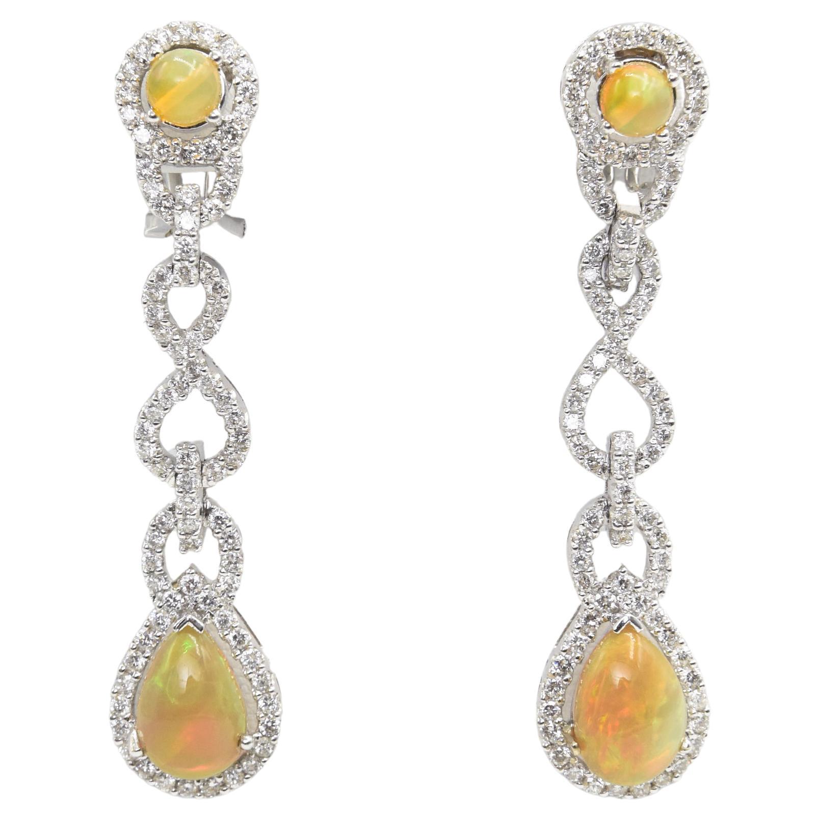 Boucles d'oreilles pendantes en or blanc avec diamant et opale en vente