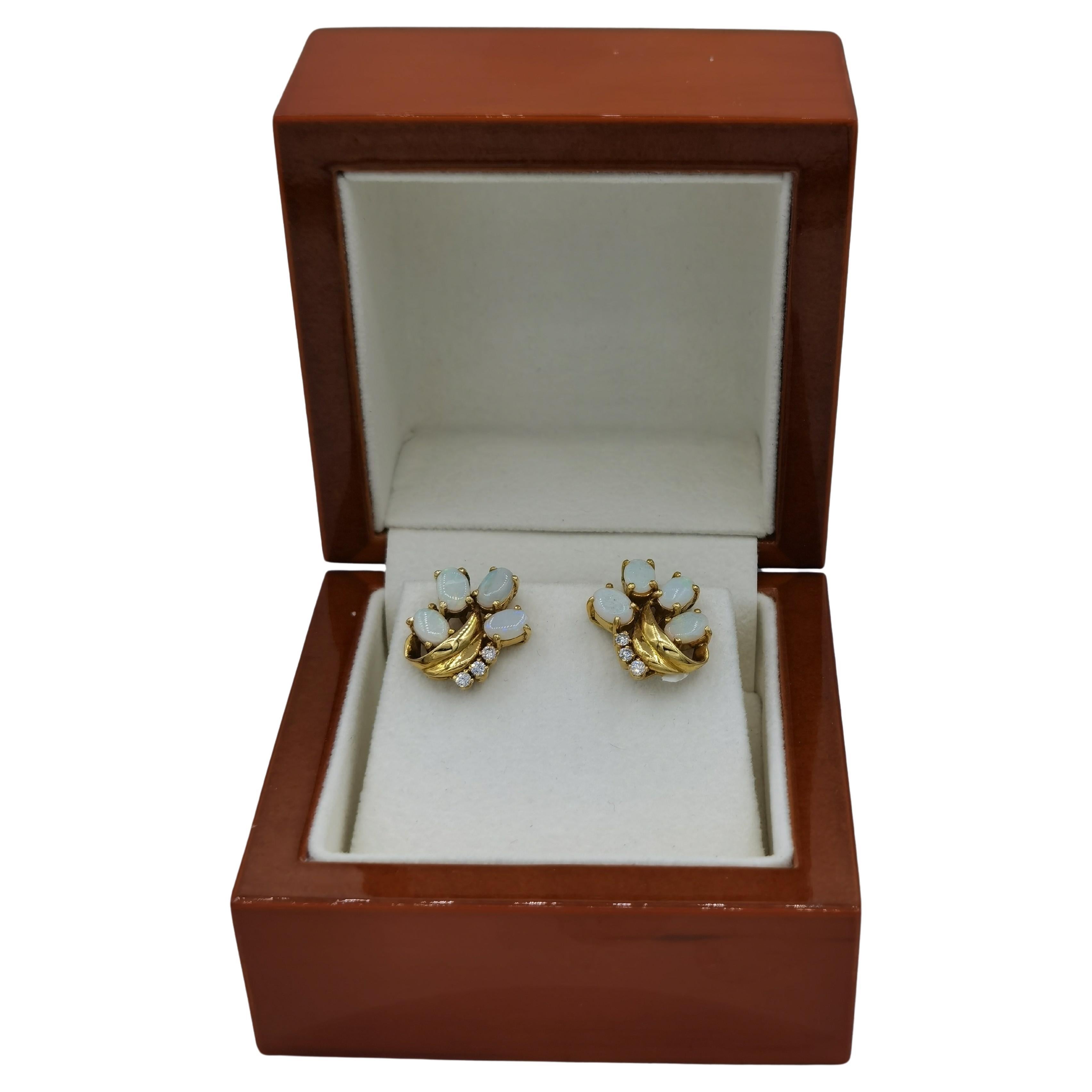 Orecchini con diamanti e opale in oro 18 k.