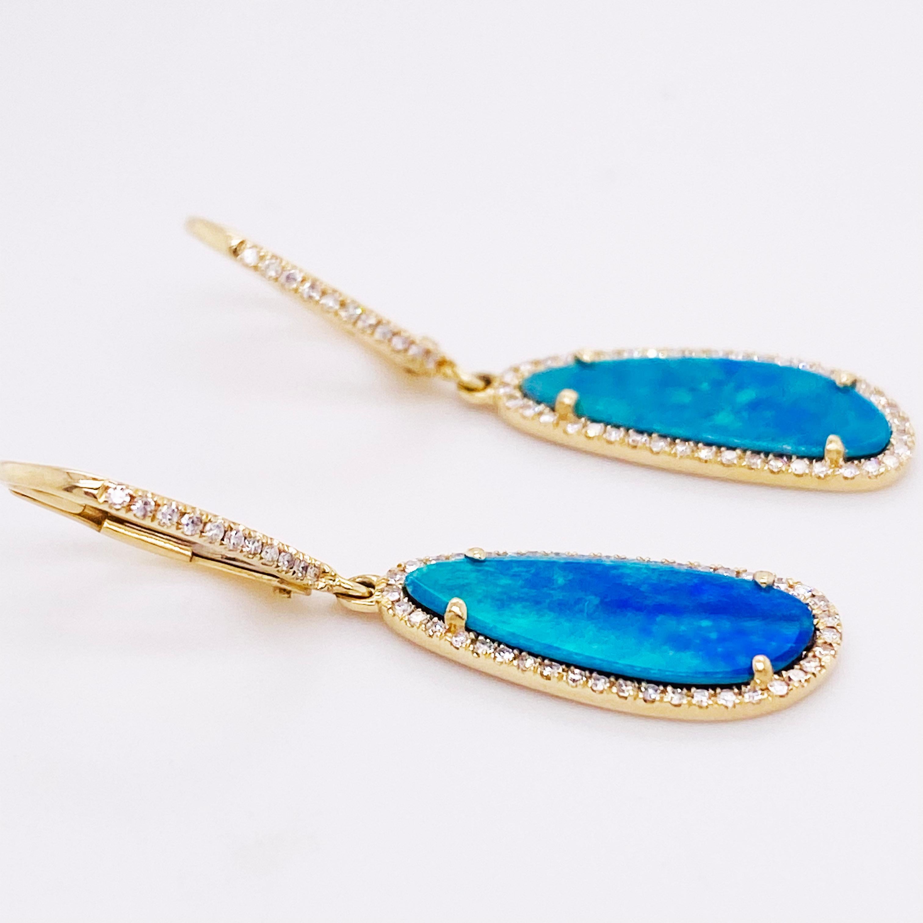 Taglio rotondo Orecchini con diamanti e opale, pendenti, oro 14 carati, opale blu, orecchino pendente, goccia in vendita