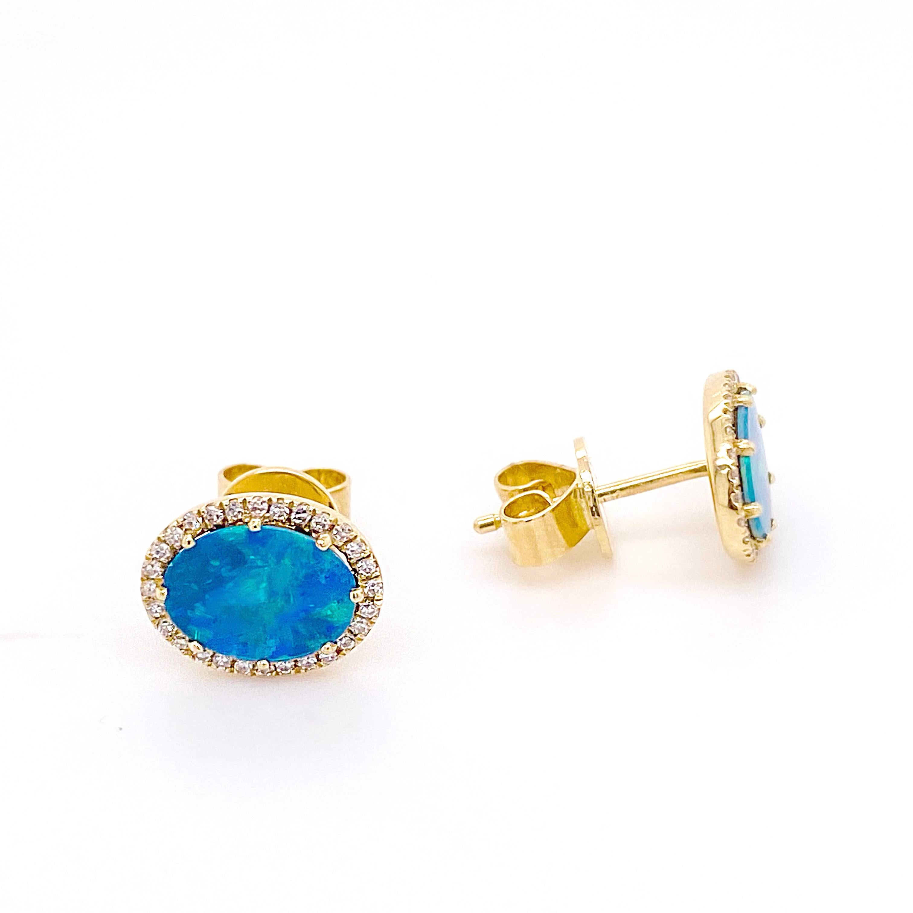 Contemporain Clous d'oreilles ovales 14 carats en opale et diamants, véritable opale noire et halo de diamants en vente