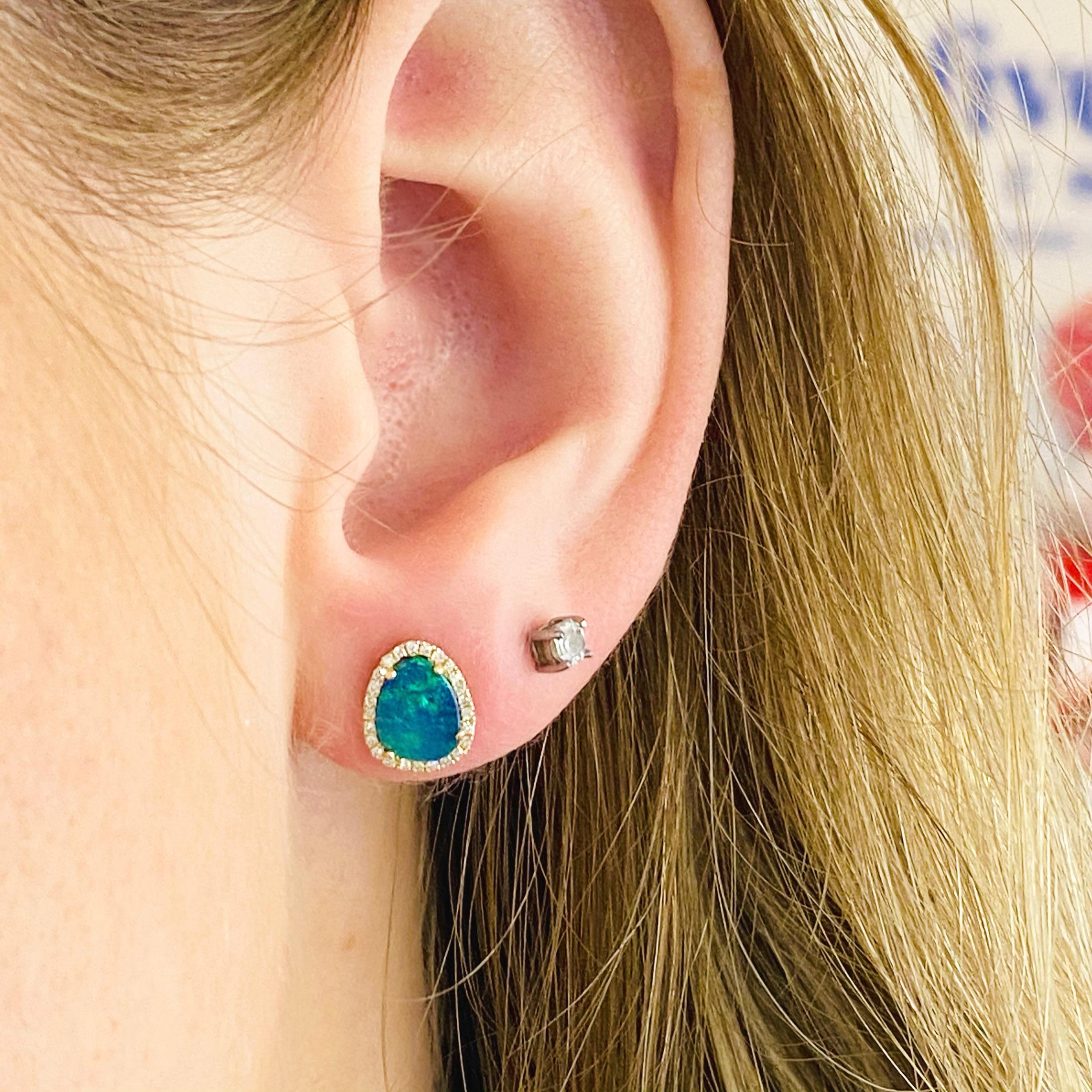 Diese organischen blauen Opal-Ohrringe sind einfach zum Sterben schön!  Der Opal ist unglaublich hell und sieht mit einem Halo aus Diamanten um ihn herum wunderschön aus.  Der Ohrstecker ist die beliebteste Art von Ohrringen in unserem Geschäft! 