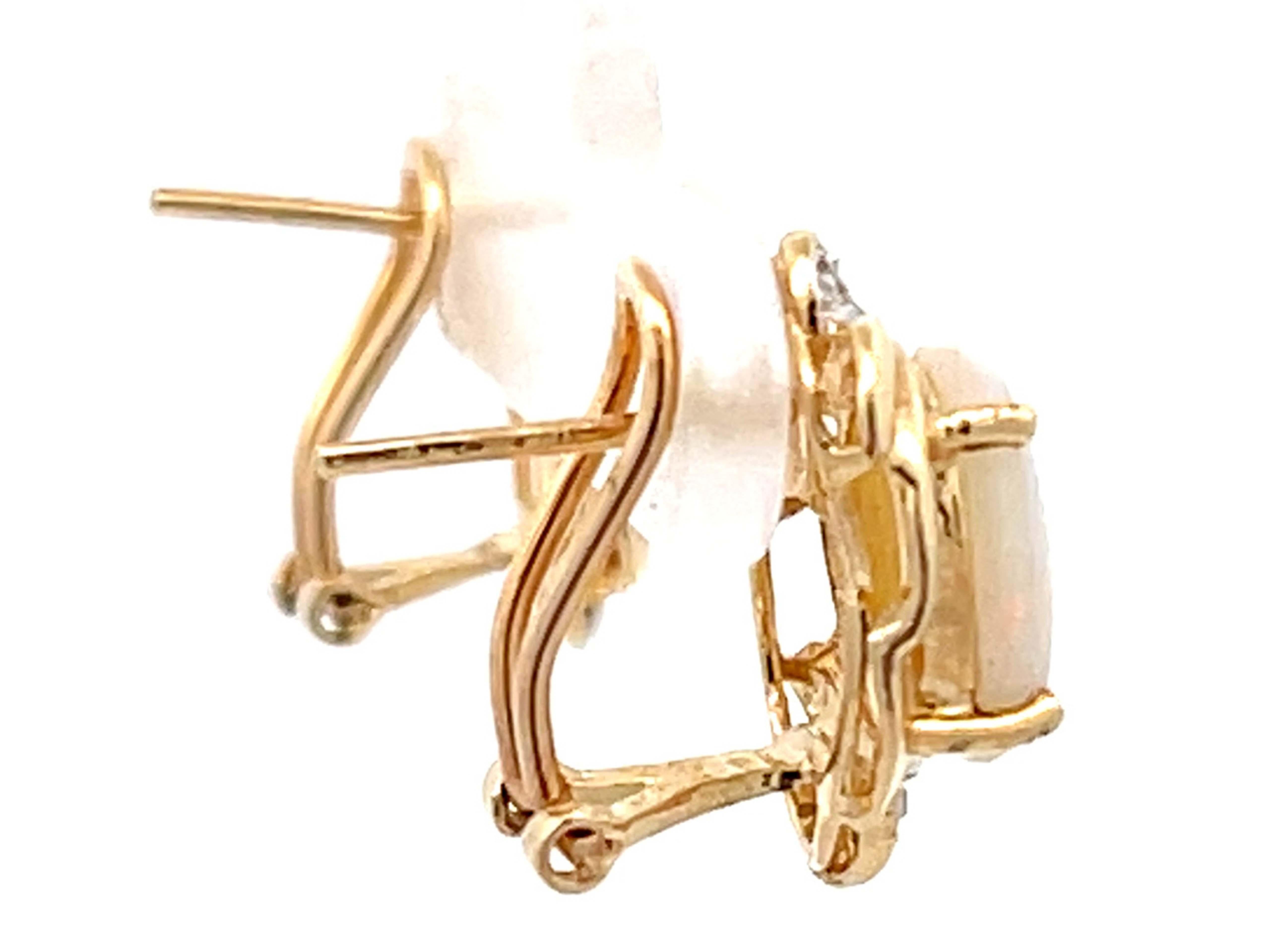 Taille ovale Boucles d'oreilles opale et diamant en or jaune 14k en vente