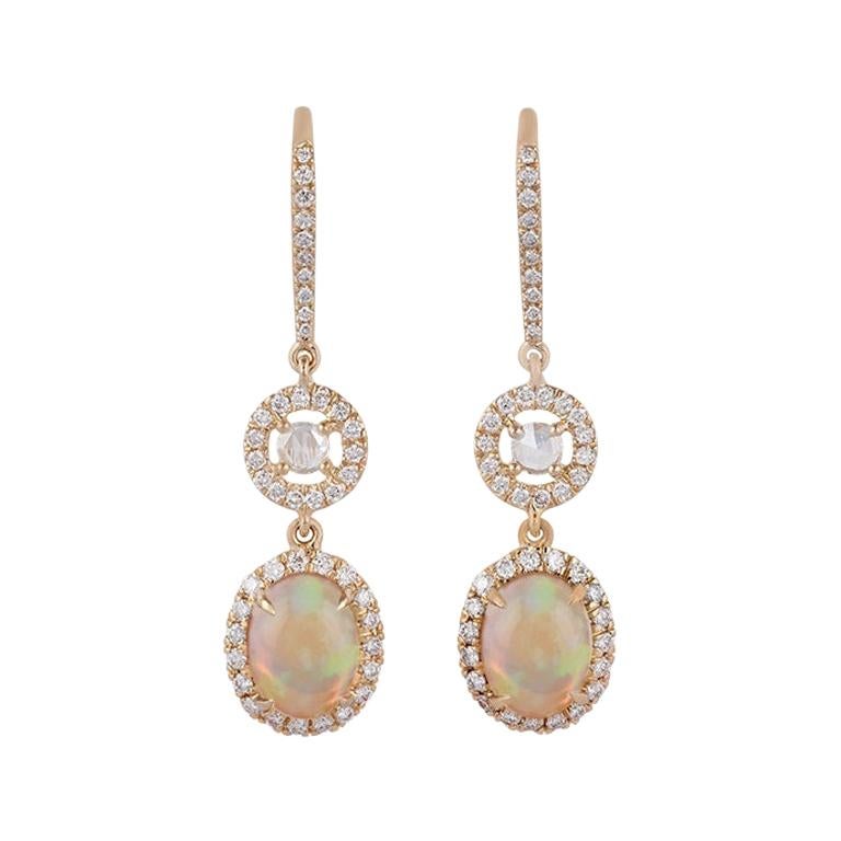 Ohrringe mit Opal und Diamanten aus 18 Karat Gelbgold besetzt im Angebot