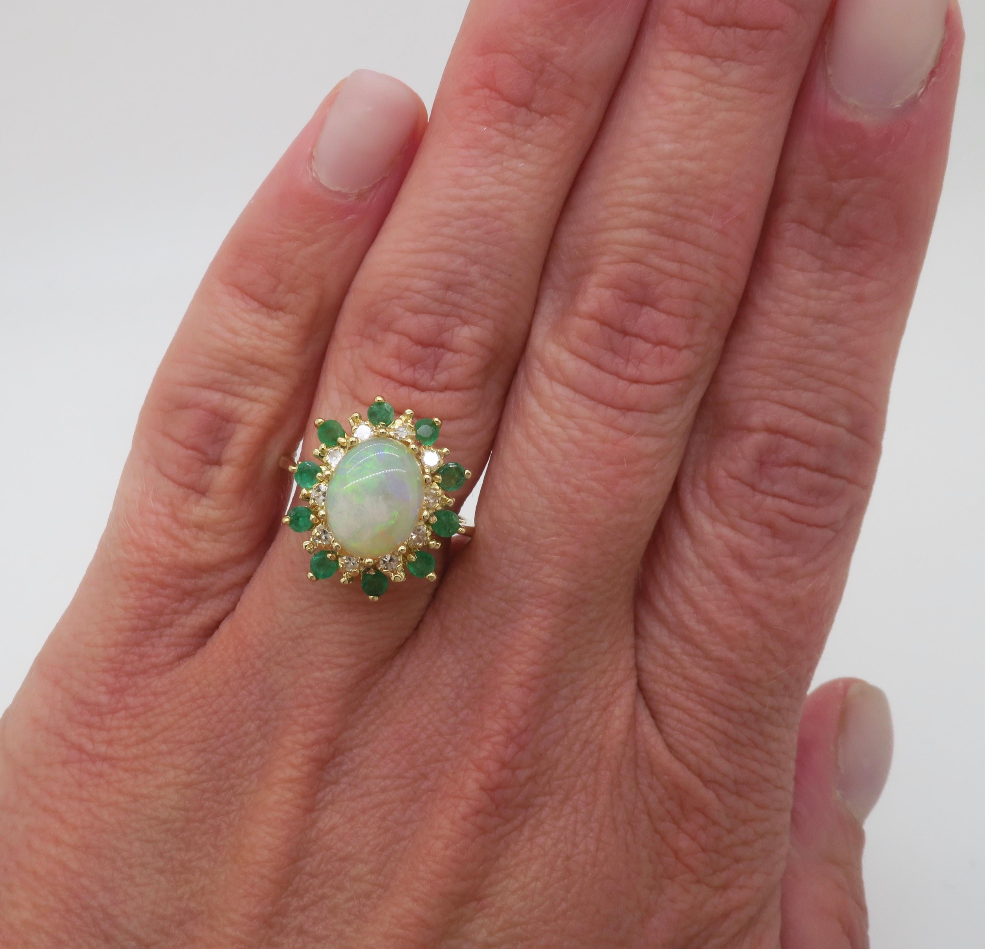 Cocktailring mit Opal, Diamant und Smaragd aus 14 Karat Gelbgold. 

Edelstein: Opal, Diamant, Smaragd 
Diamant Karat Gewicht: .25CTW
Farbe des Diamanten: H-J
Diamant Reinheit: VS-SI
Metall: 14K Gelbgold
Größe: 6.5 - ansehnlich
Gewicht: 5,3 Gramm
