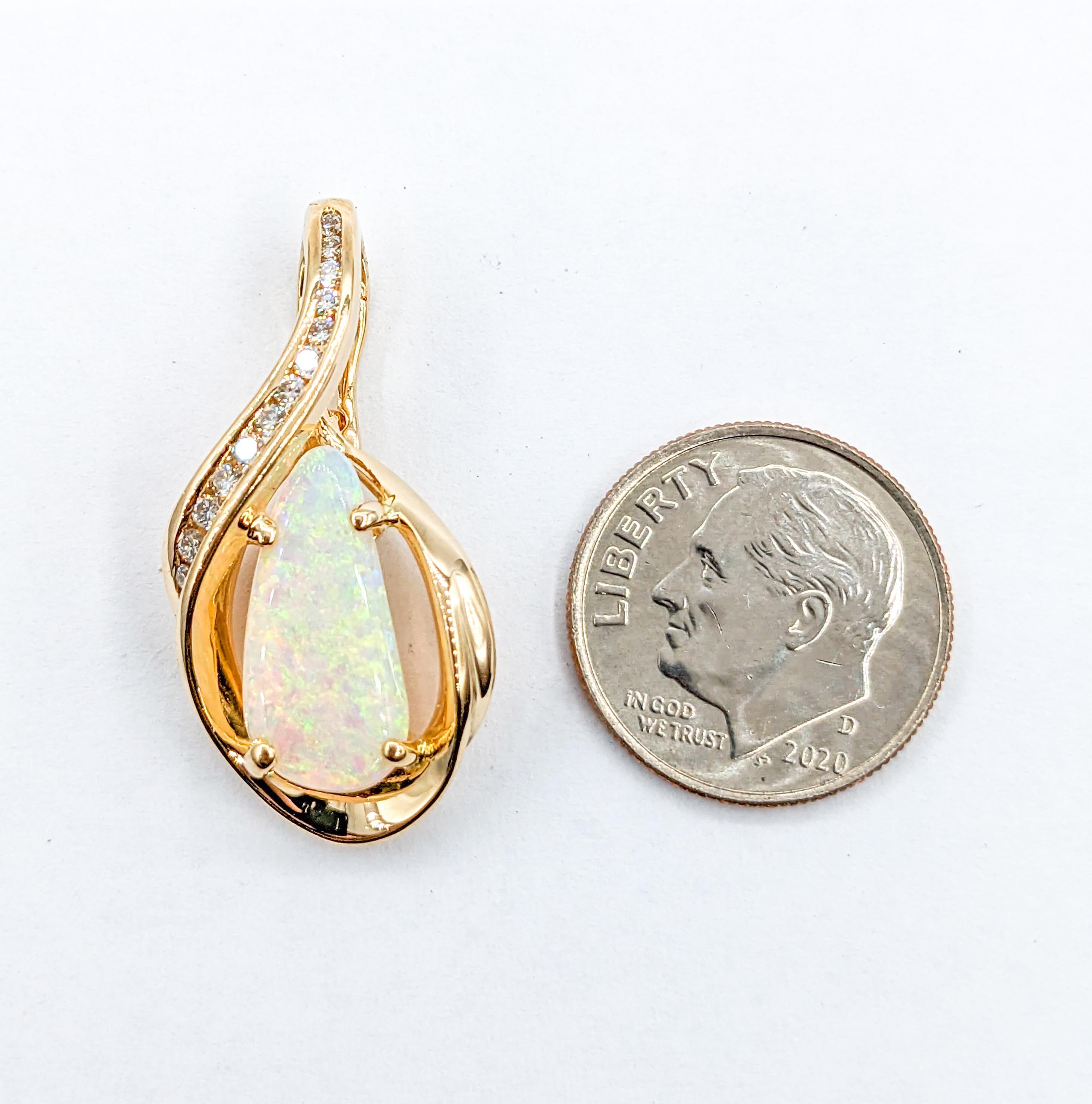 Pendentif en or jaune avec opale et diamant Excellent état à Bloomington, MN