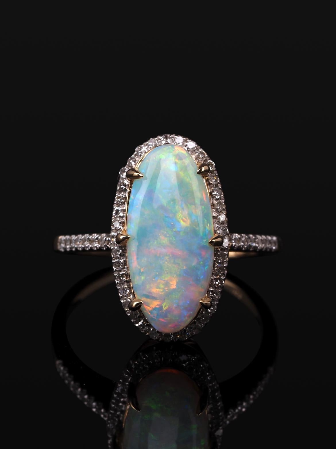 Natürlicher Opal und Diamant 14K Goldring
Opal Herkunft - Australien
Abmessungen des Opals - 0,28 x 0,35 x 0,63 in / 7 х 9 х 16 mm
Gewicht des Opals - 3.5 Karat
Ton des Opals - 4.5
48 Diamanten im klassischen Rundschliff mit 57 Facetten
Ringgewicht