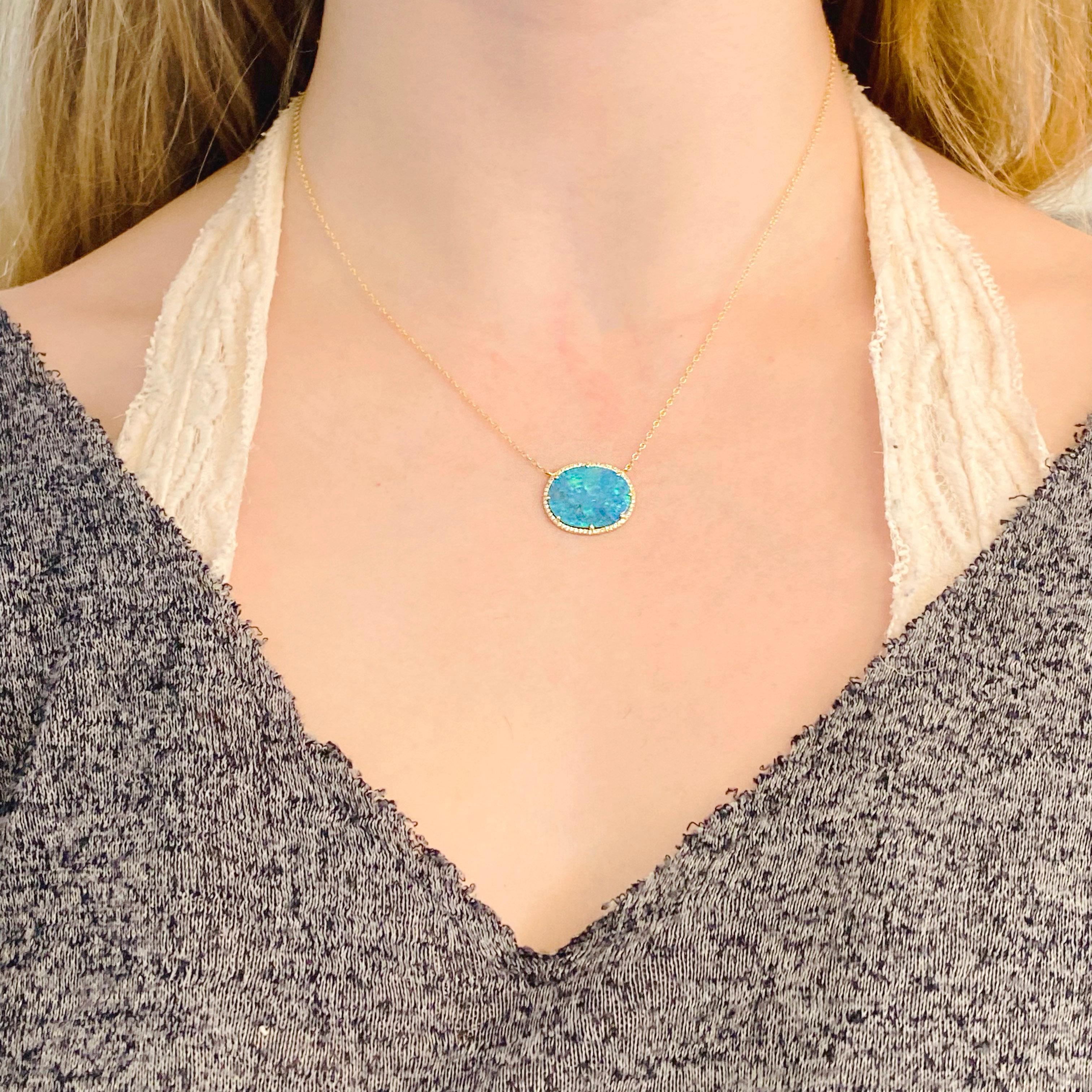 Der echte schwarze Opal hat eine intensive blaue Farbe und ist ein echter Blickfang am Hals. Die Diamanten, die den Opal umgeben, machen ihn noch faszinierender. Umgeben von 14 Karat Gelbgold kommt die Farbe des natürlichen Opals besonders gut zur