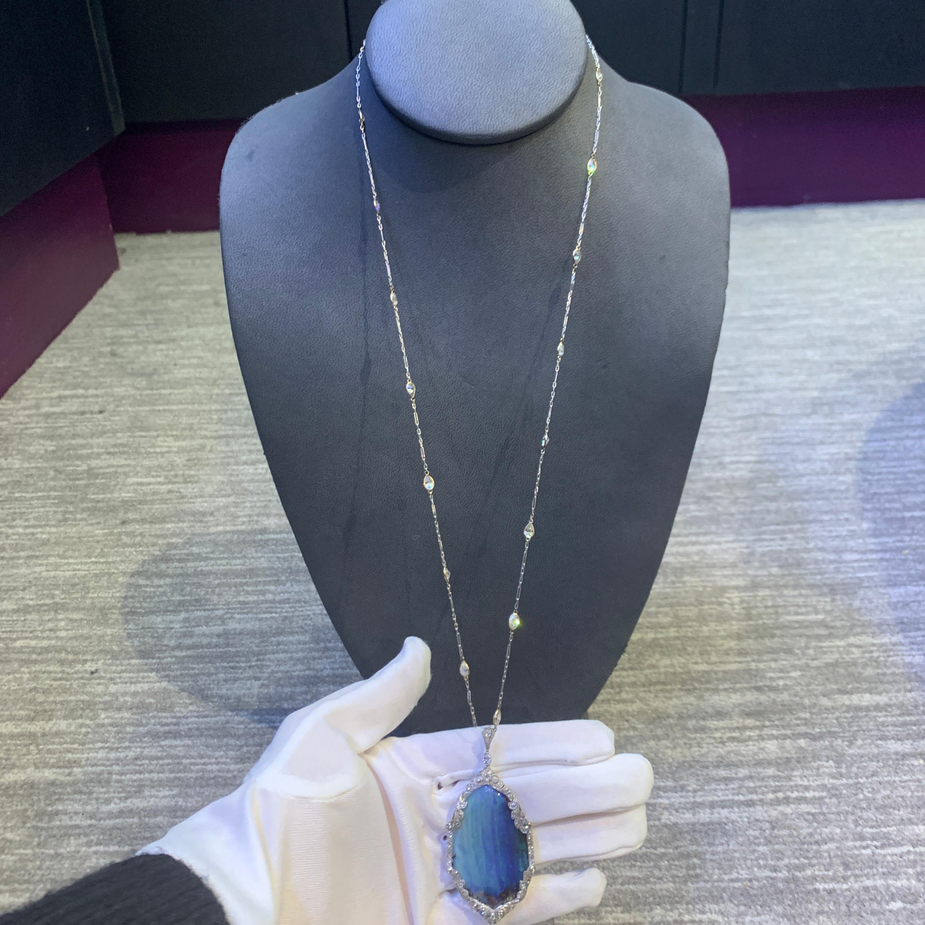 Collana con ciondolo in opale e diamanti. 

Una collana con un grande ciondolo di opale boulder circondato da diamanti old mine e rose cut.  Abbinato a una catena di diamanti a forma di pera.

Misure: 
Catena: 25