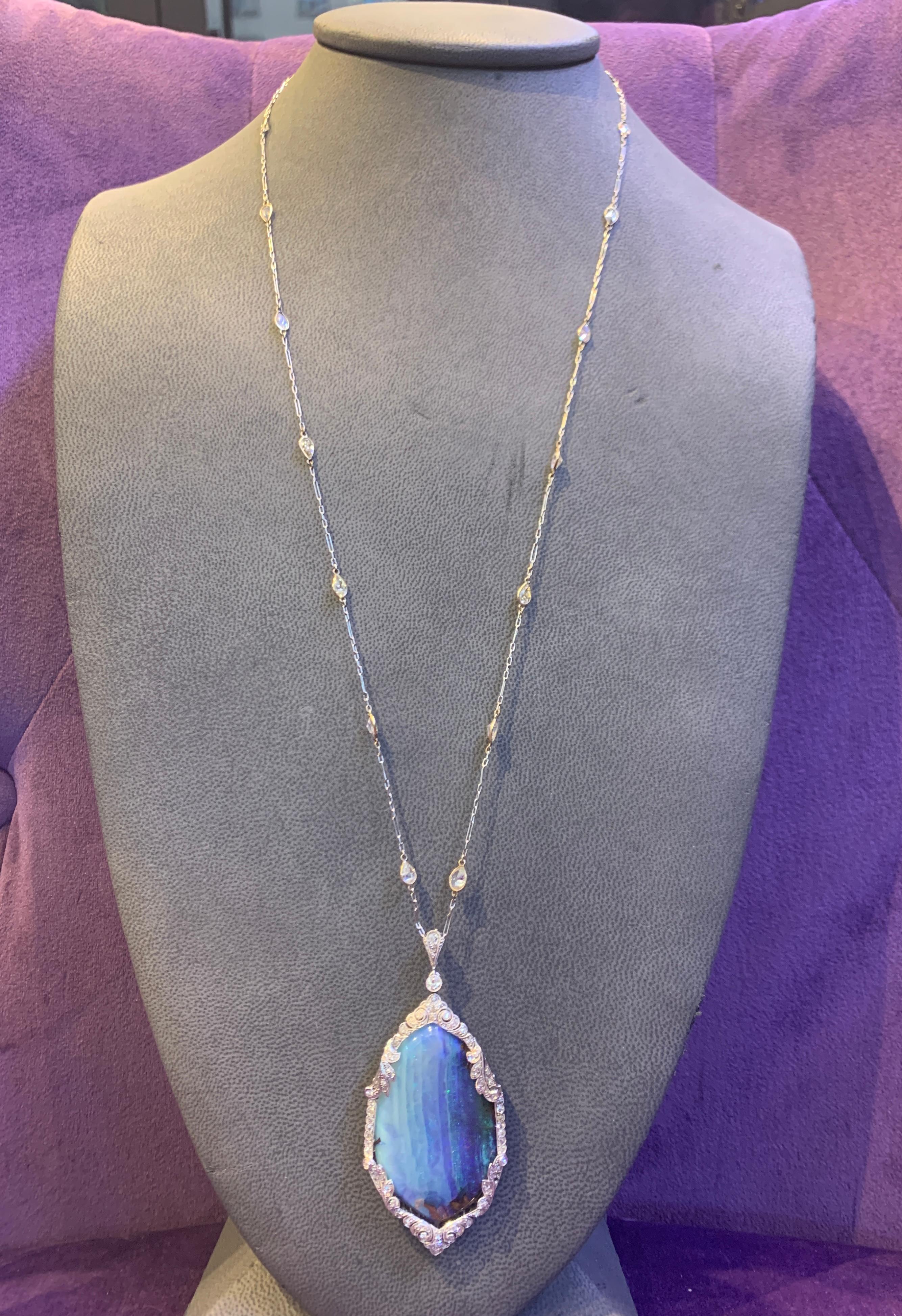 Collana con ciondolo in opale e diamanti In condizioni buone in vendita a New York, NY
