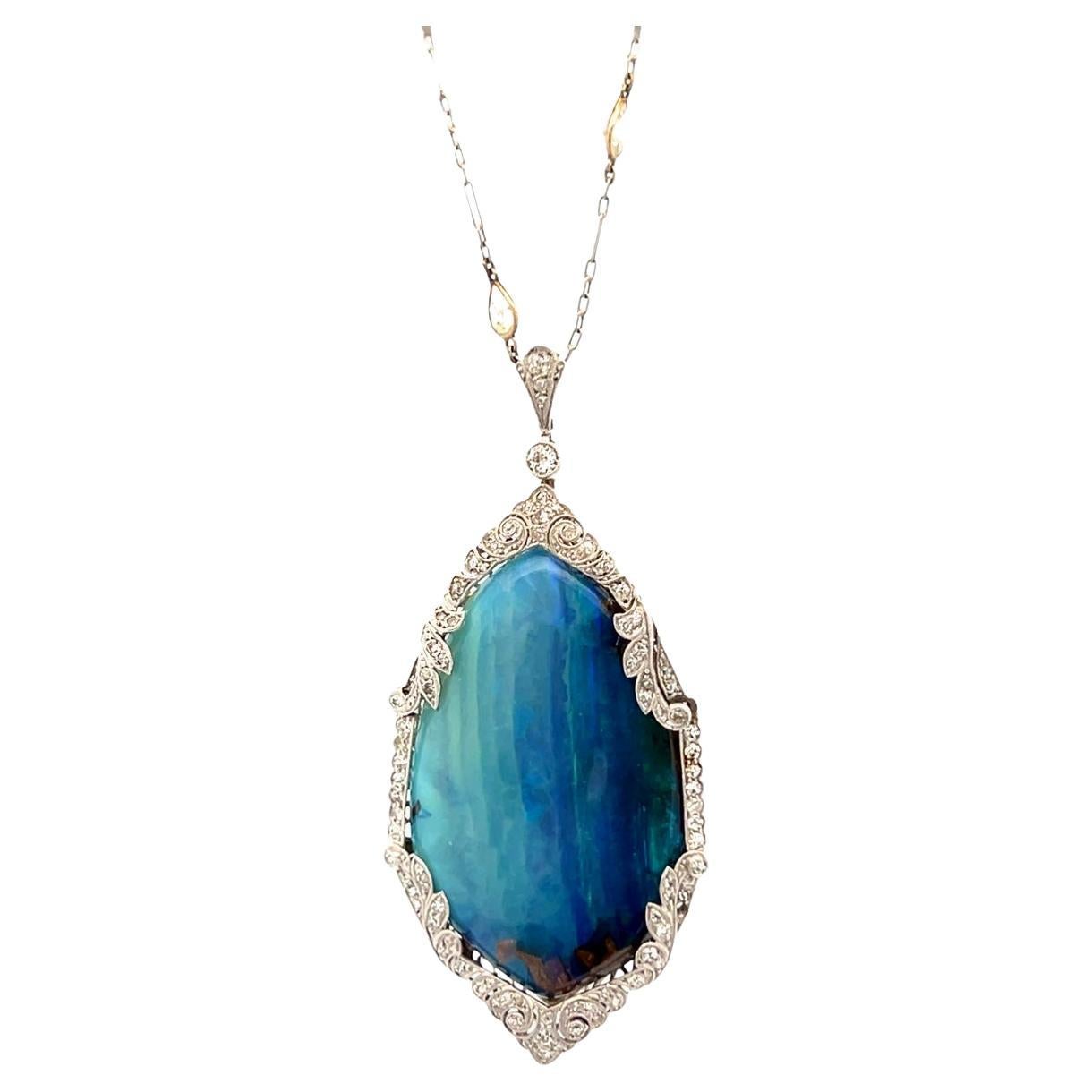 Collana con ciondolo in opale e diamanti