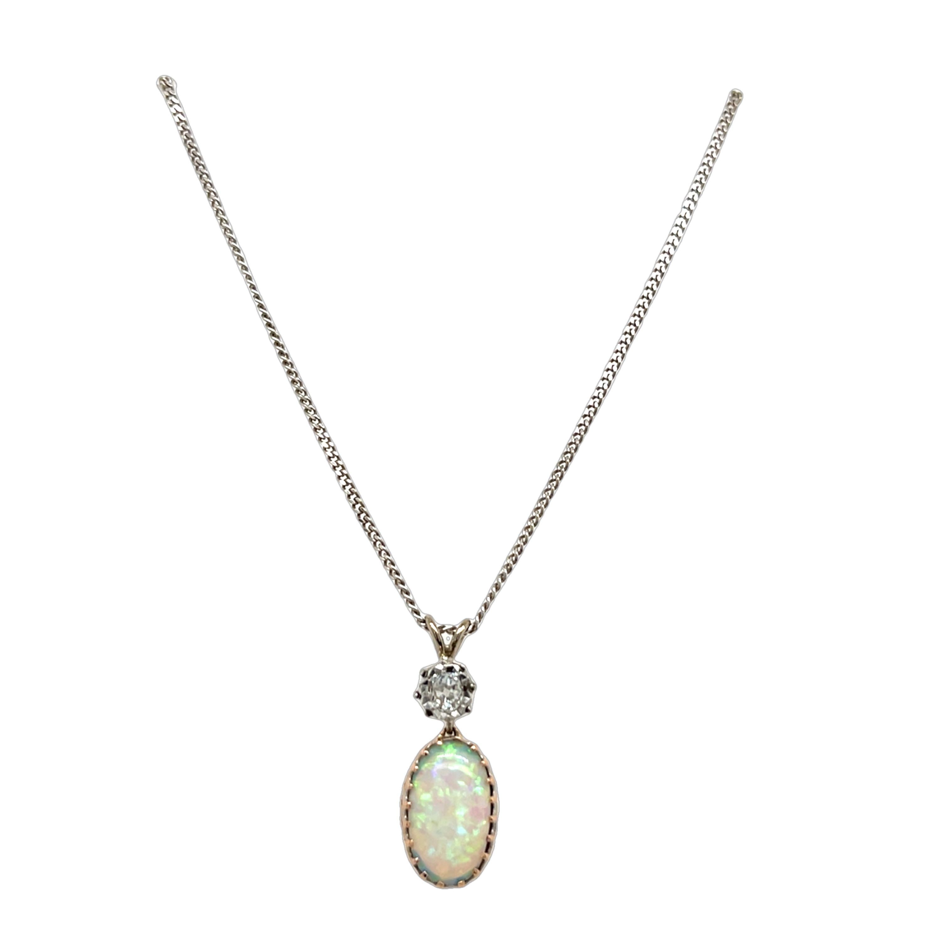 Uno splendido ciondolo con opale e diamanti, squisitamente realizzato in oro bianco e rosa 18ct, sospeso a una catena in oro bianco da 16