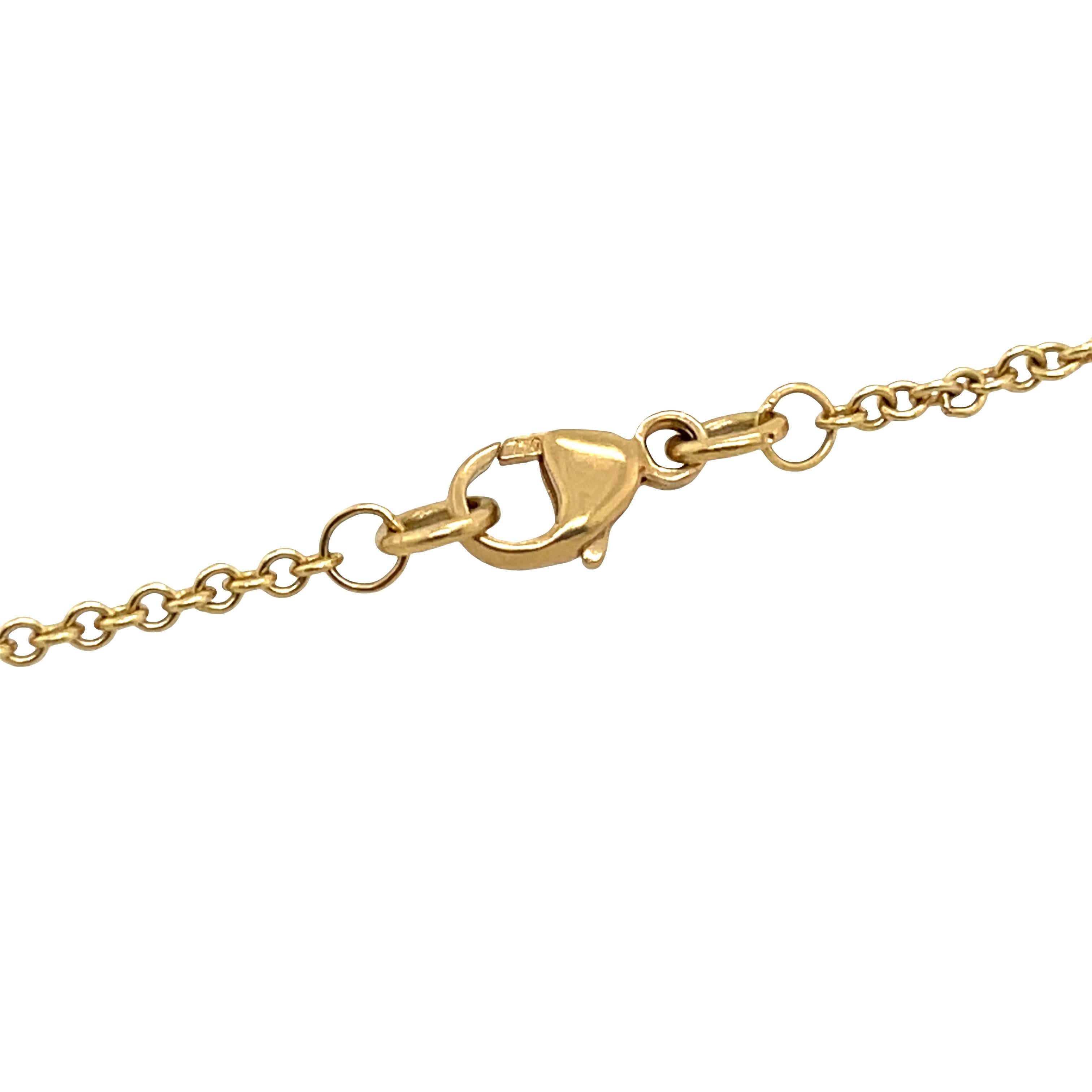 Un elegante pendente con un'affascinante opale impreziosita da diamanti scintillanti, splendidamente incastonati in un ricco oro giallo 18 ct. Un design raffinato che mette in risalto il naturale gioco di colori dell'opale, esaltato dalla